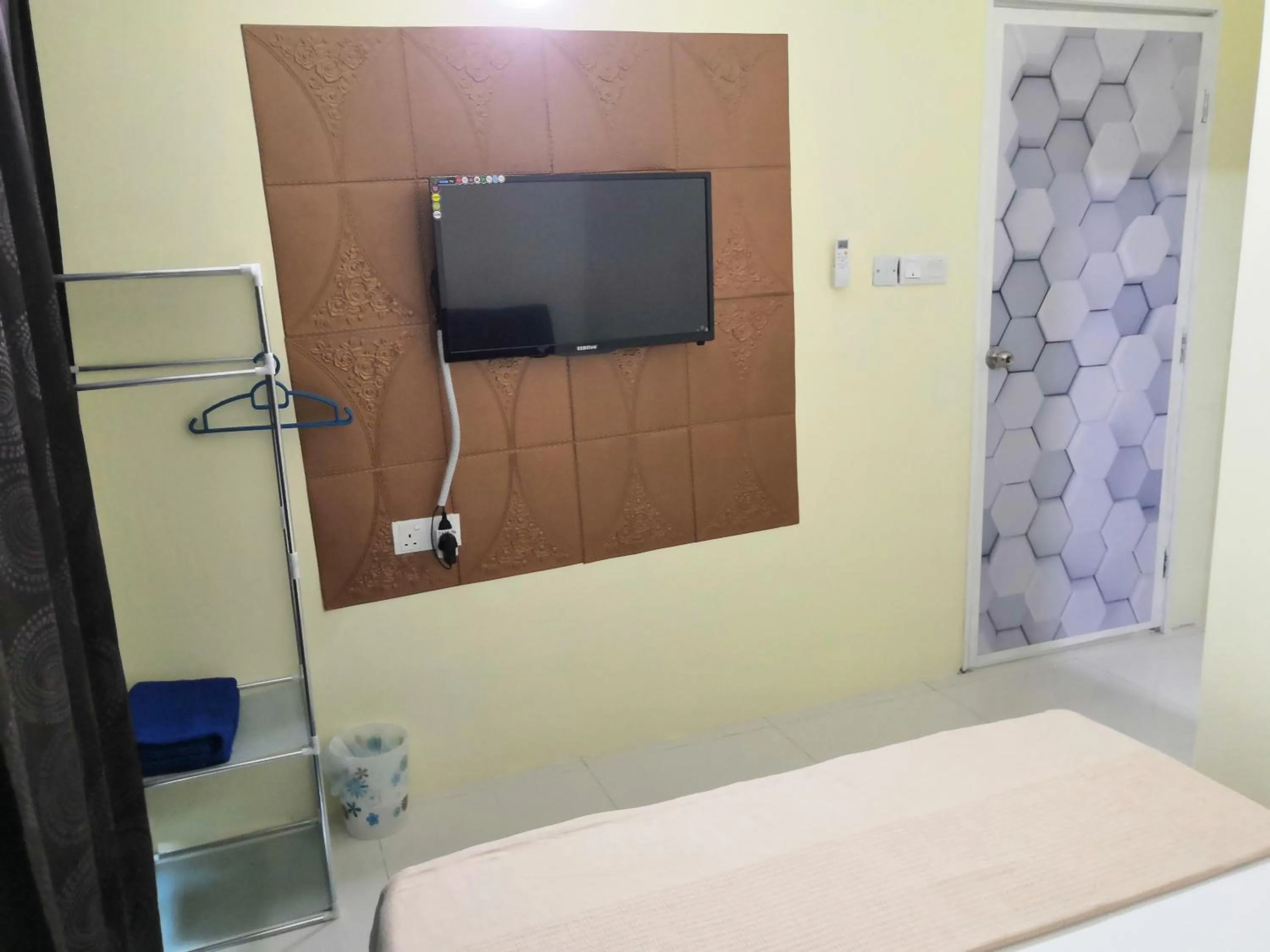 Communal lounge/ TV room, Bed in WeJDAN INN BALIK PULAU, PENANG ISLAND