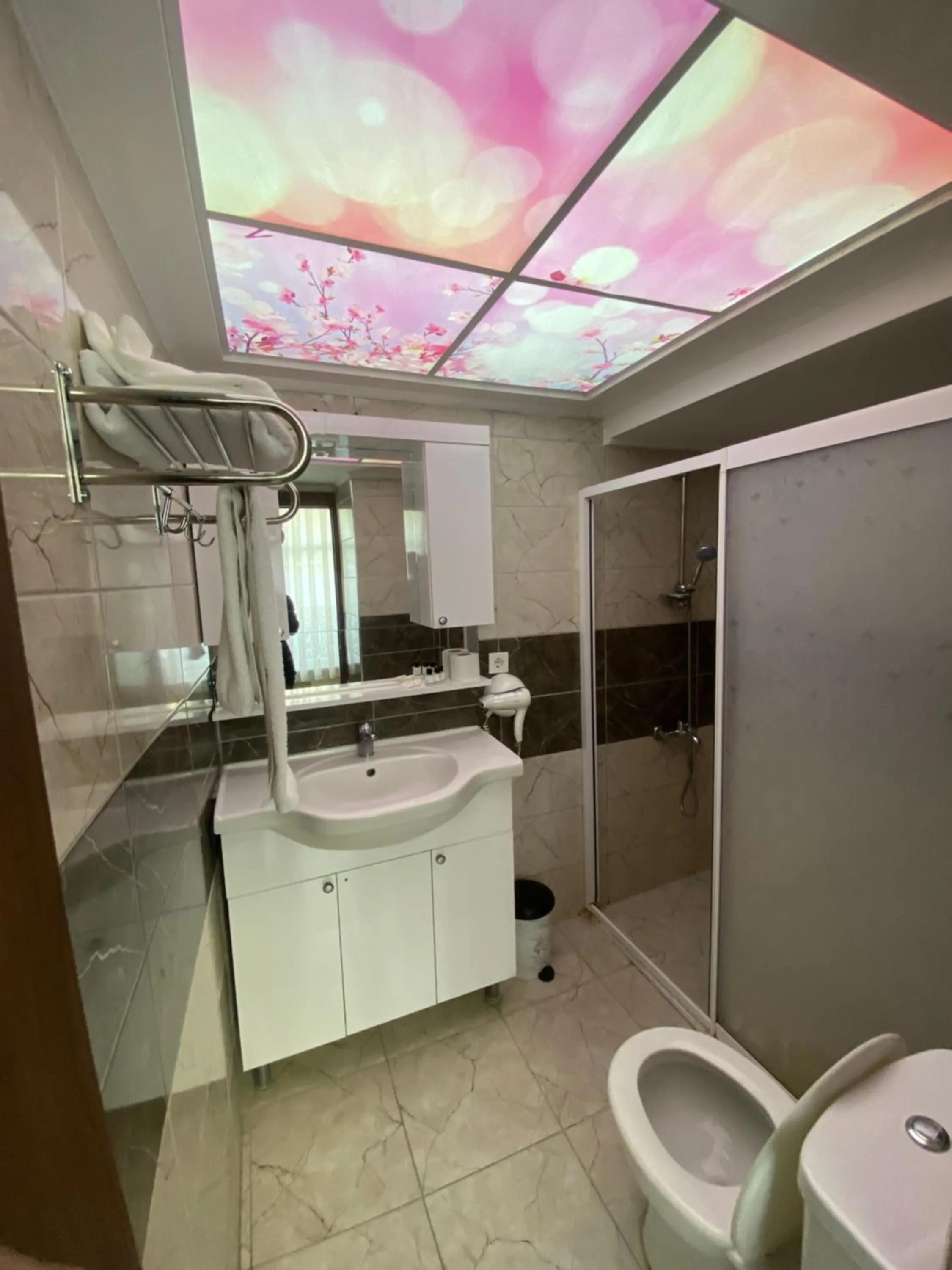 Shower in Elit Palace Hotel