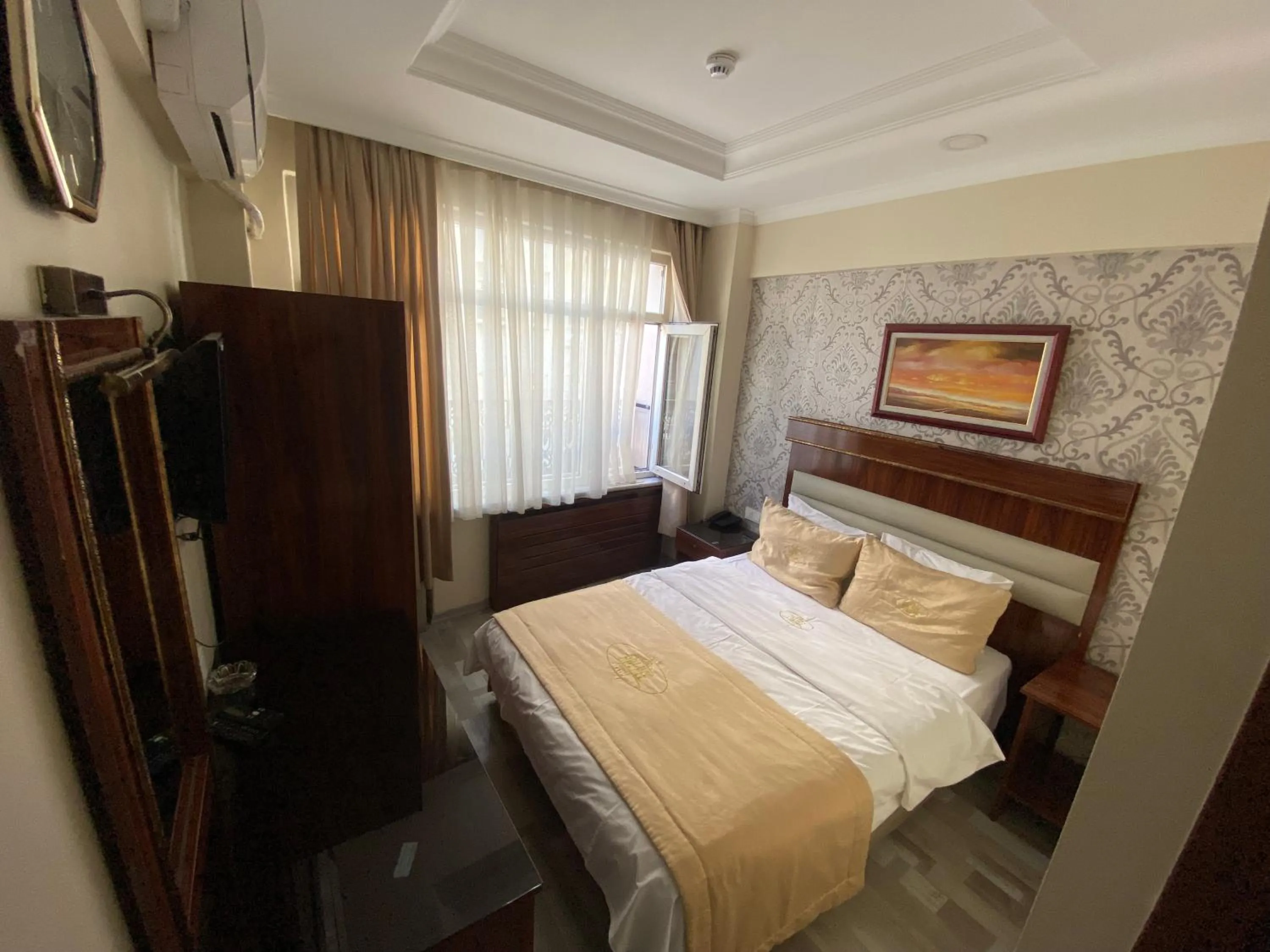 Bathroom, Bed in Elit Palace Hotel