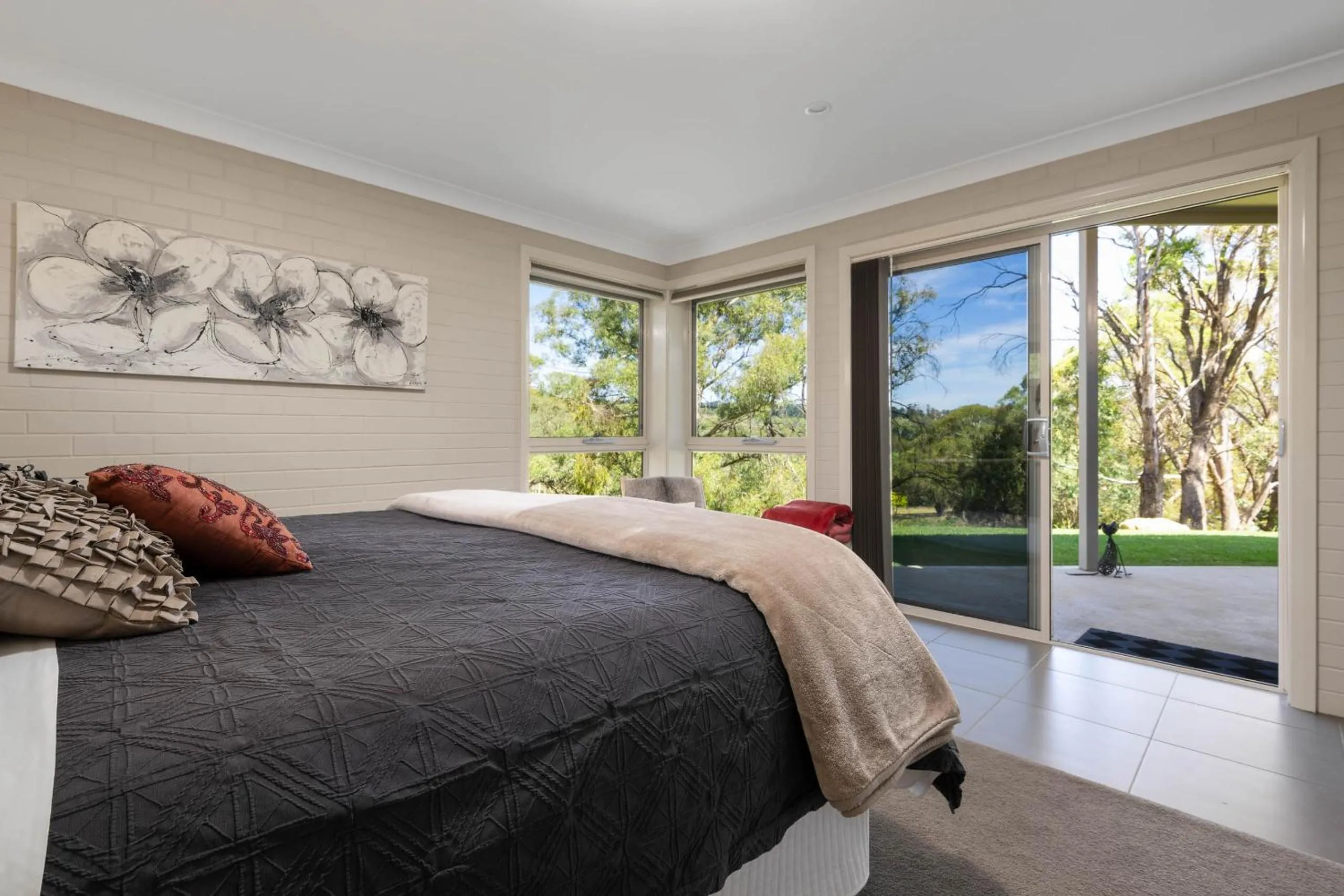 Bed in Lakeview Luxury Retreat