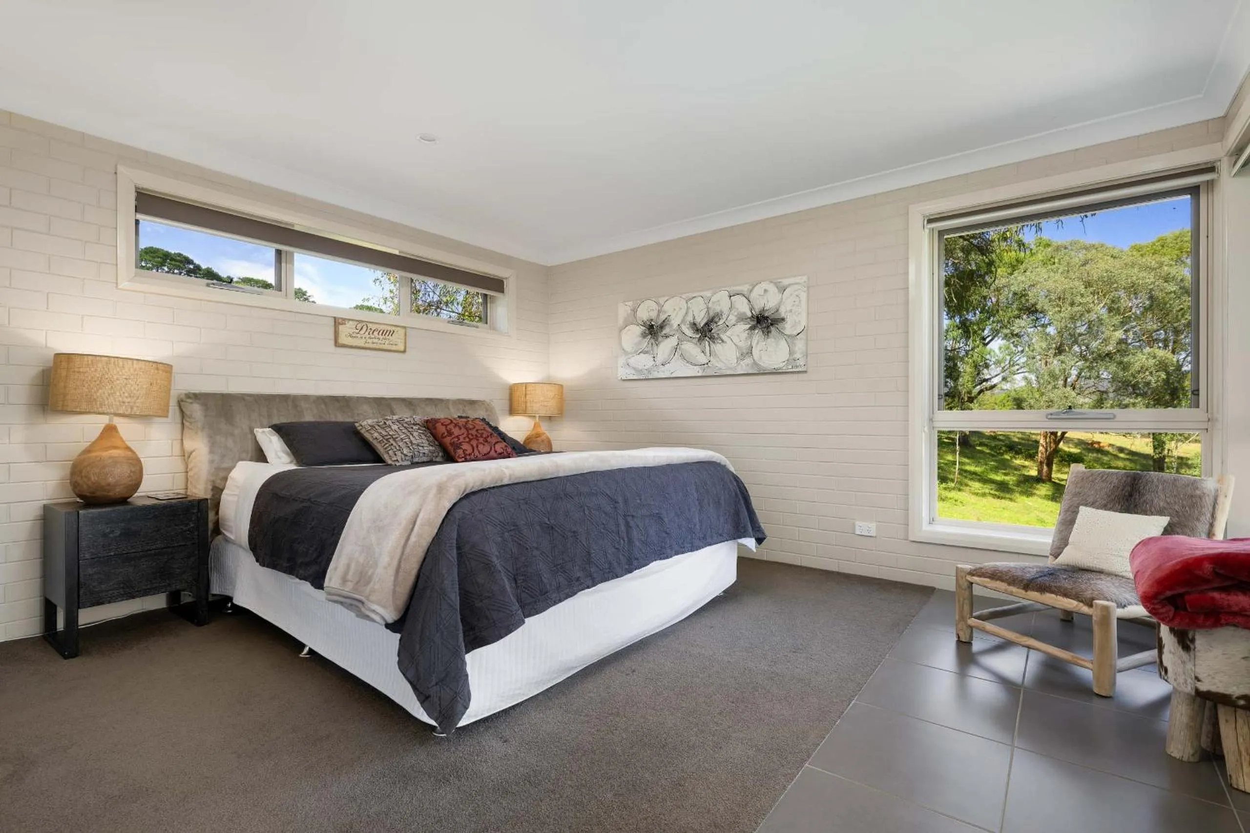 Bed in Lakeview Luxury Retreat