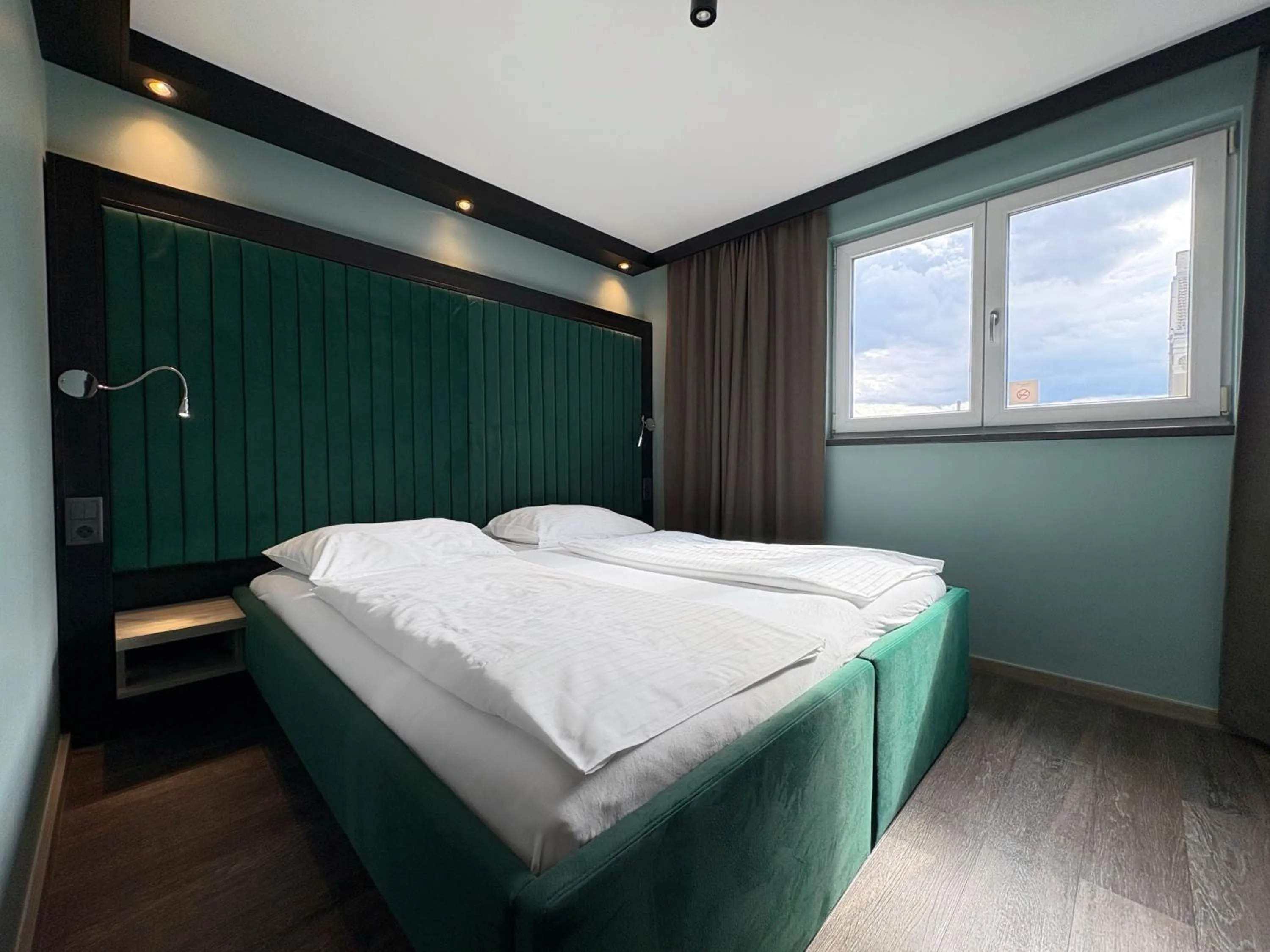 Bed in Smart Hotel Schönbrunn with free parking