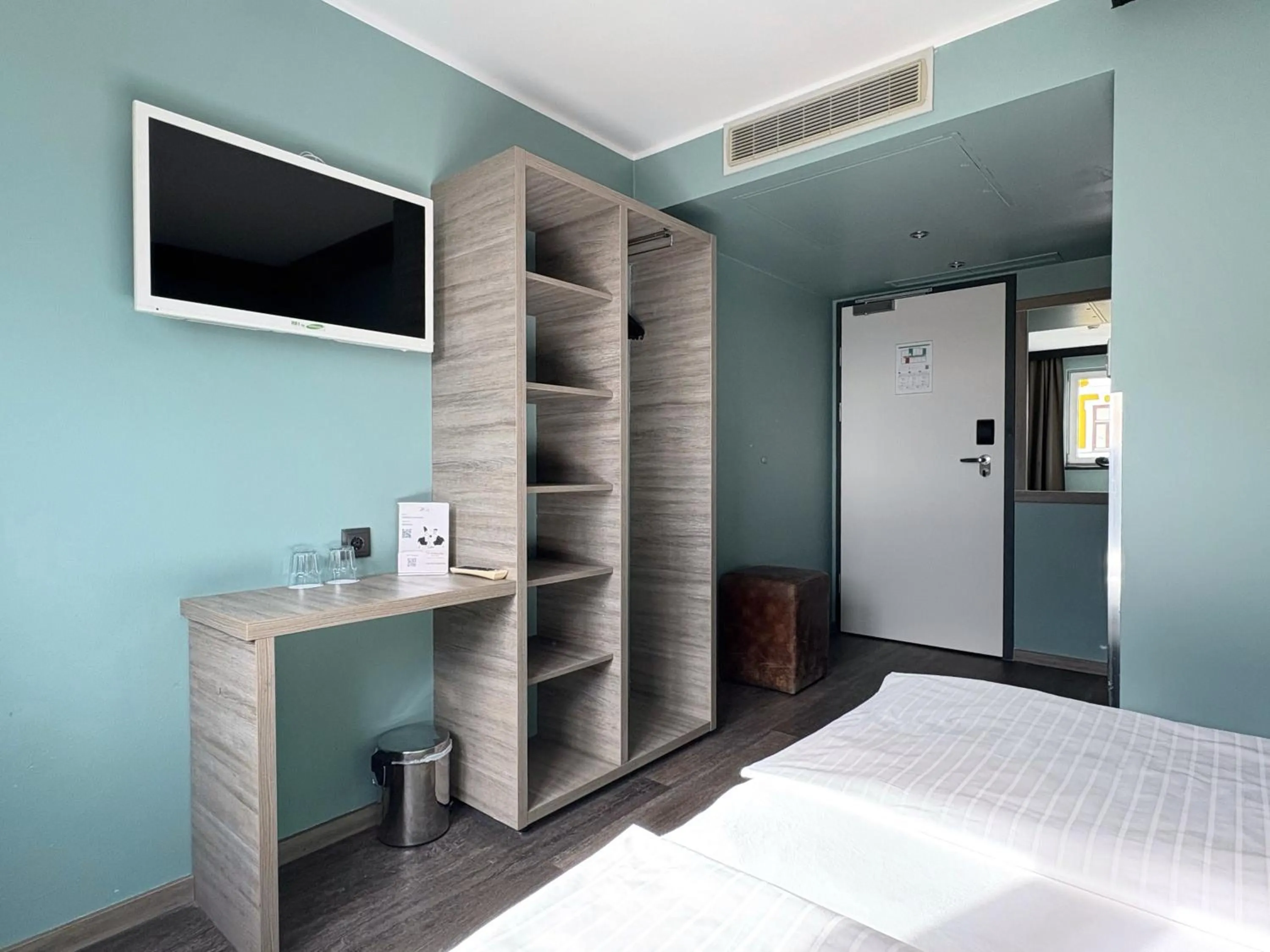 Bed in Smart Hotel Schönbrunn with free parking