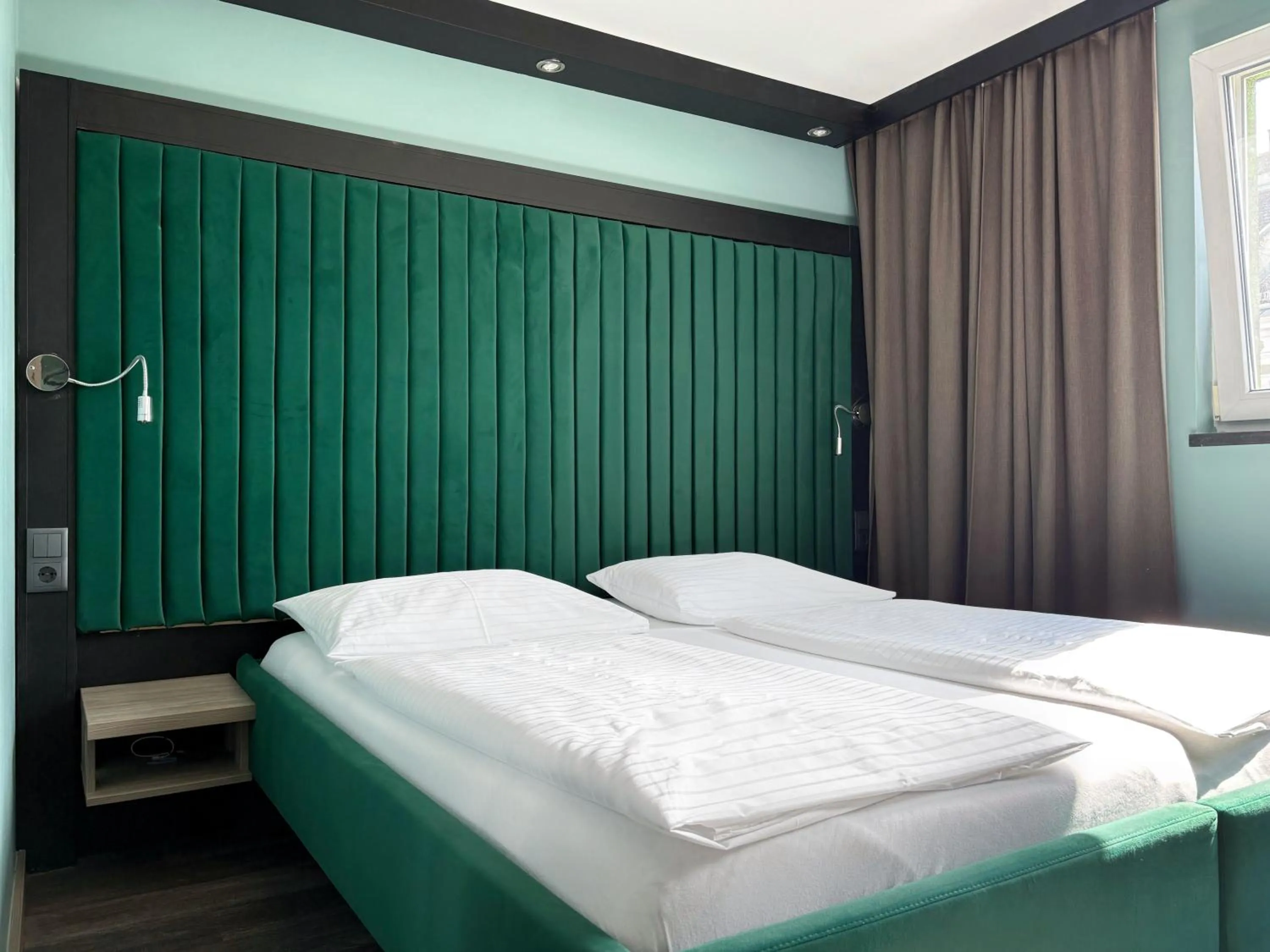 Bed in Smart Hotel Schönbrunn with free parking