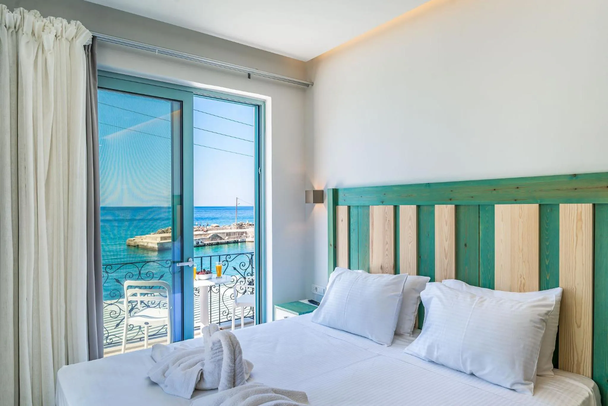 Bed in Samaria by the Sea