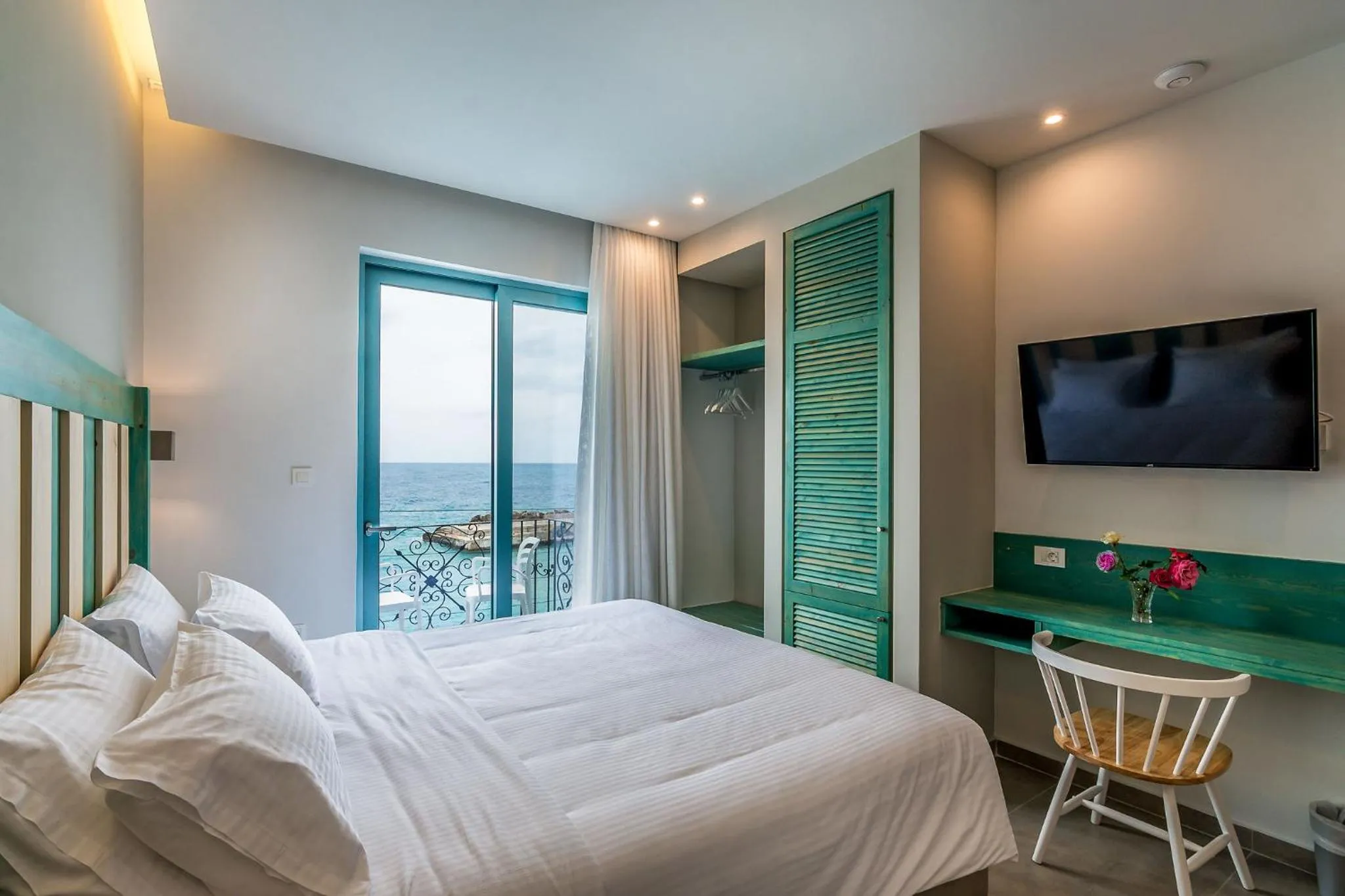 Bed in Samaria by the Sea