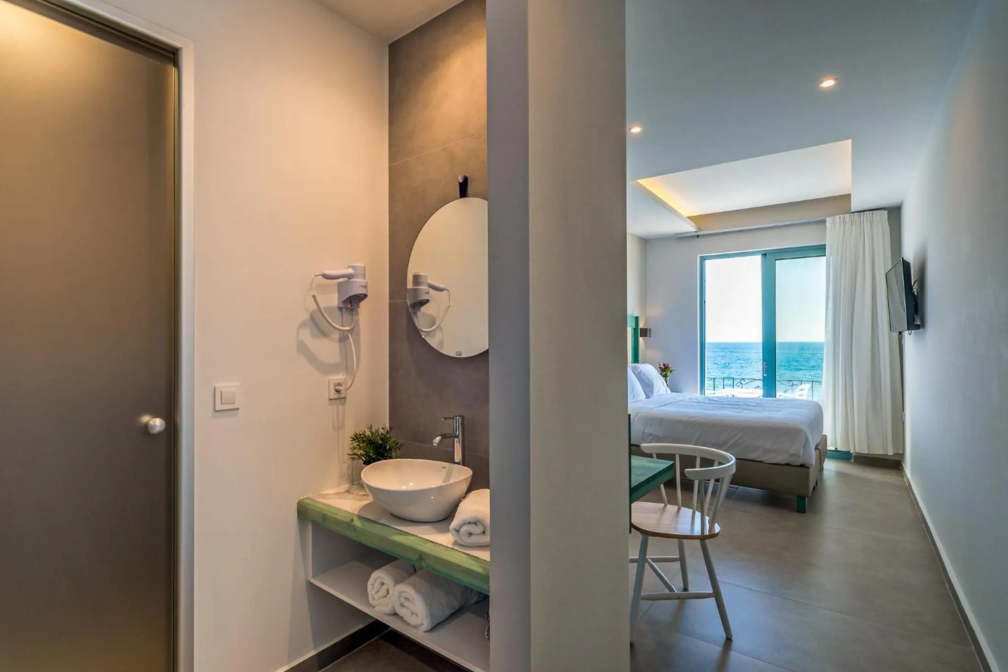 Shower, Bed in Samaria by the Sea