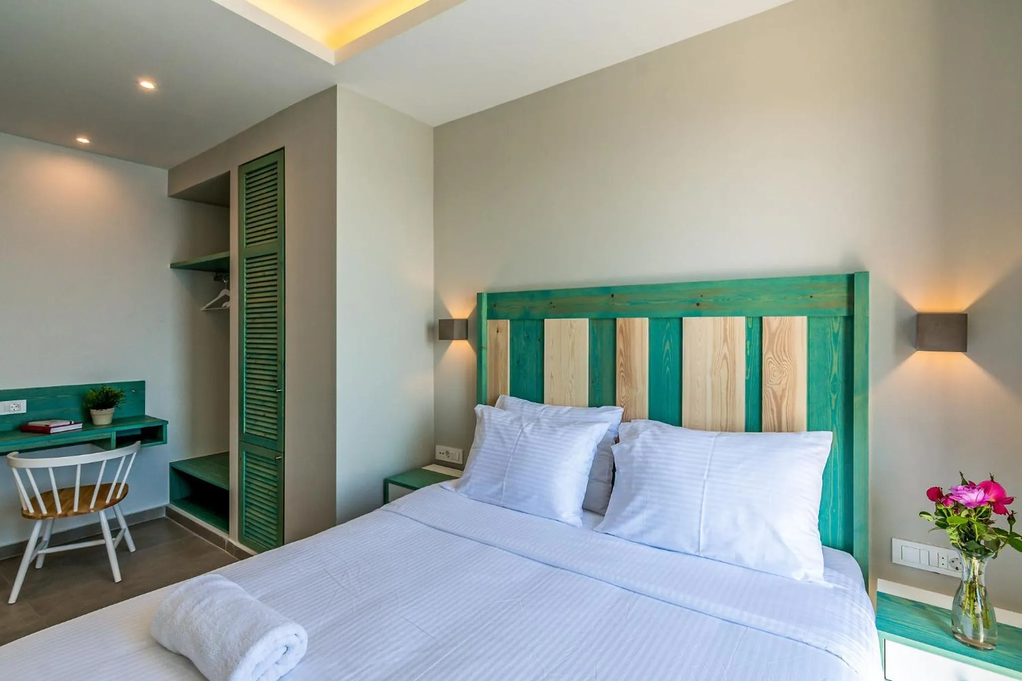 Bed in Samaria by the Sea