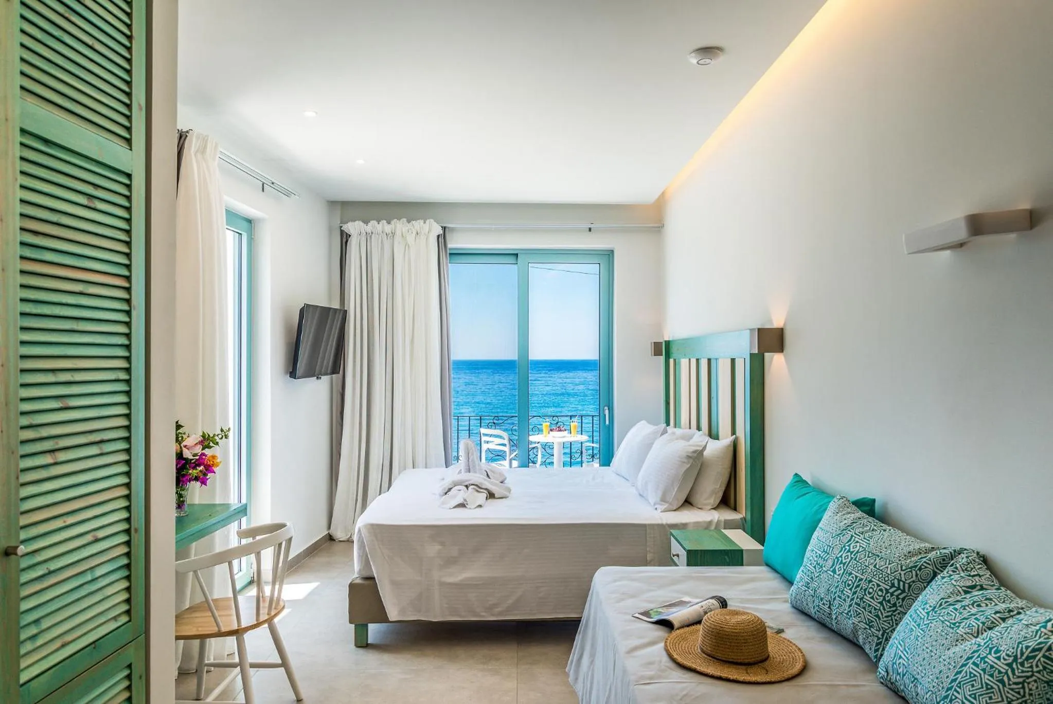 Photo of the whole room, Bed in Samaria by the Sea