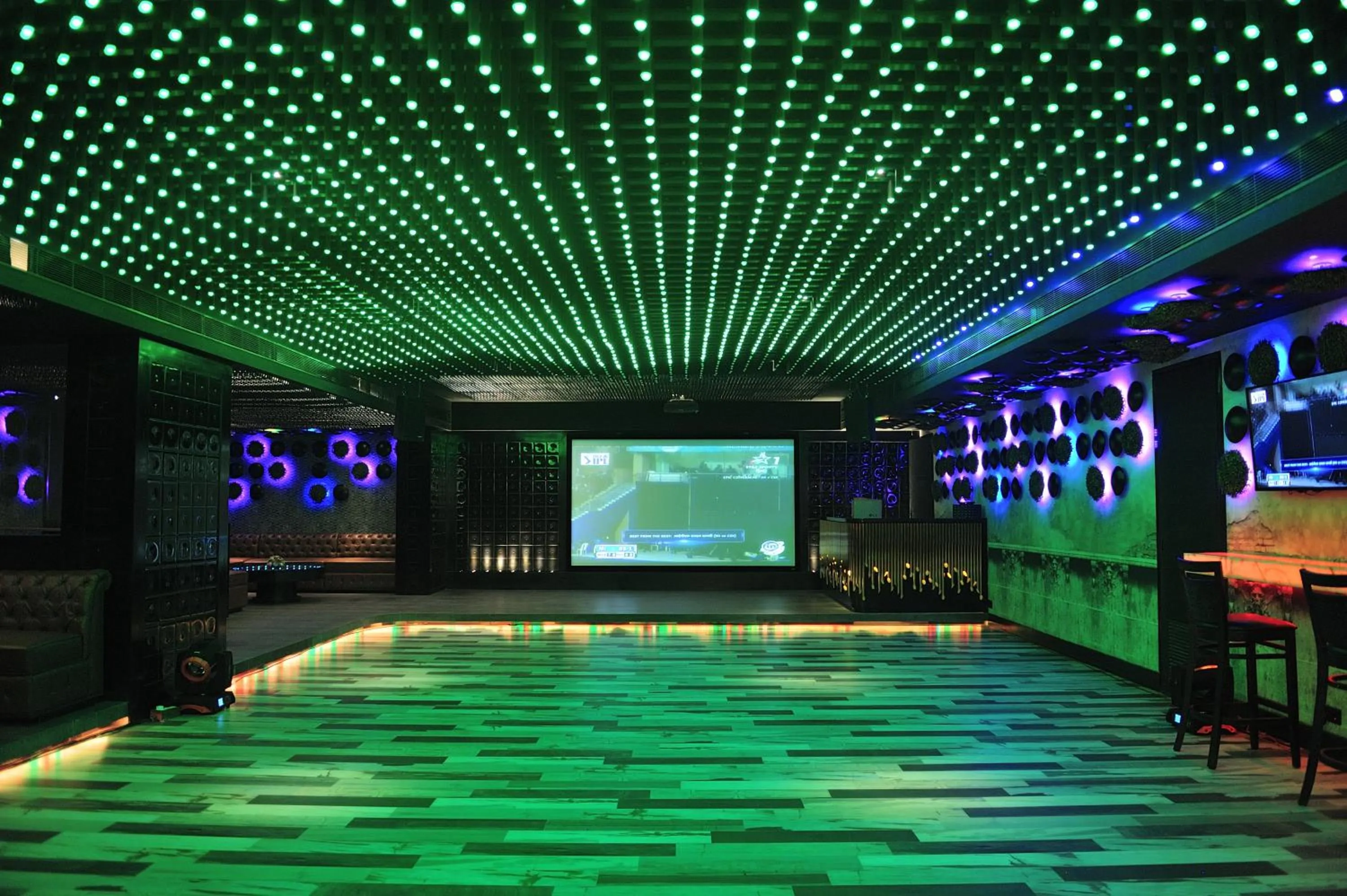 Nightclub / DJ in Seven Eleven Hotels and Club