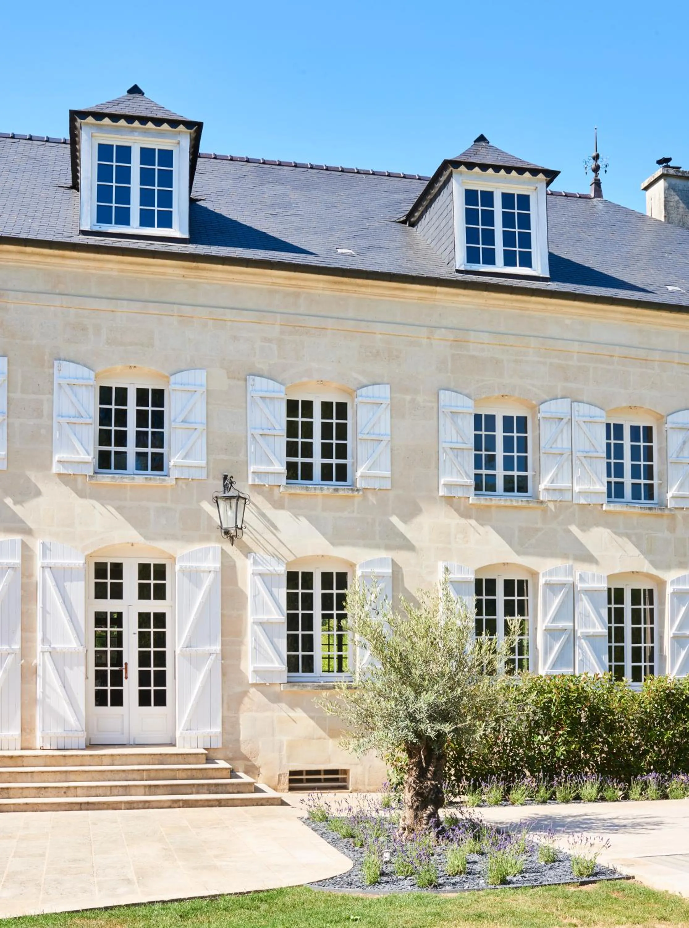 Facade/entrance in Moulin Royale