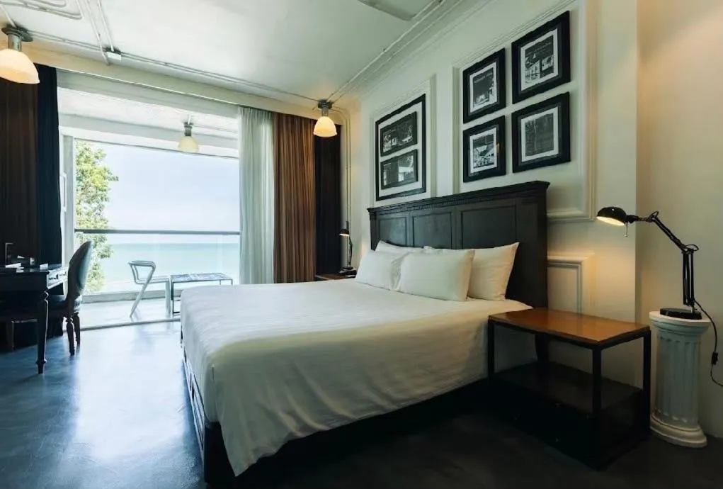 Bedroom, Bed in Pattaya Modus Beachfront Resort