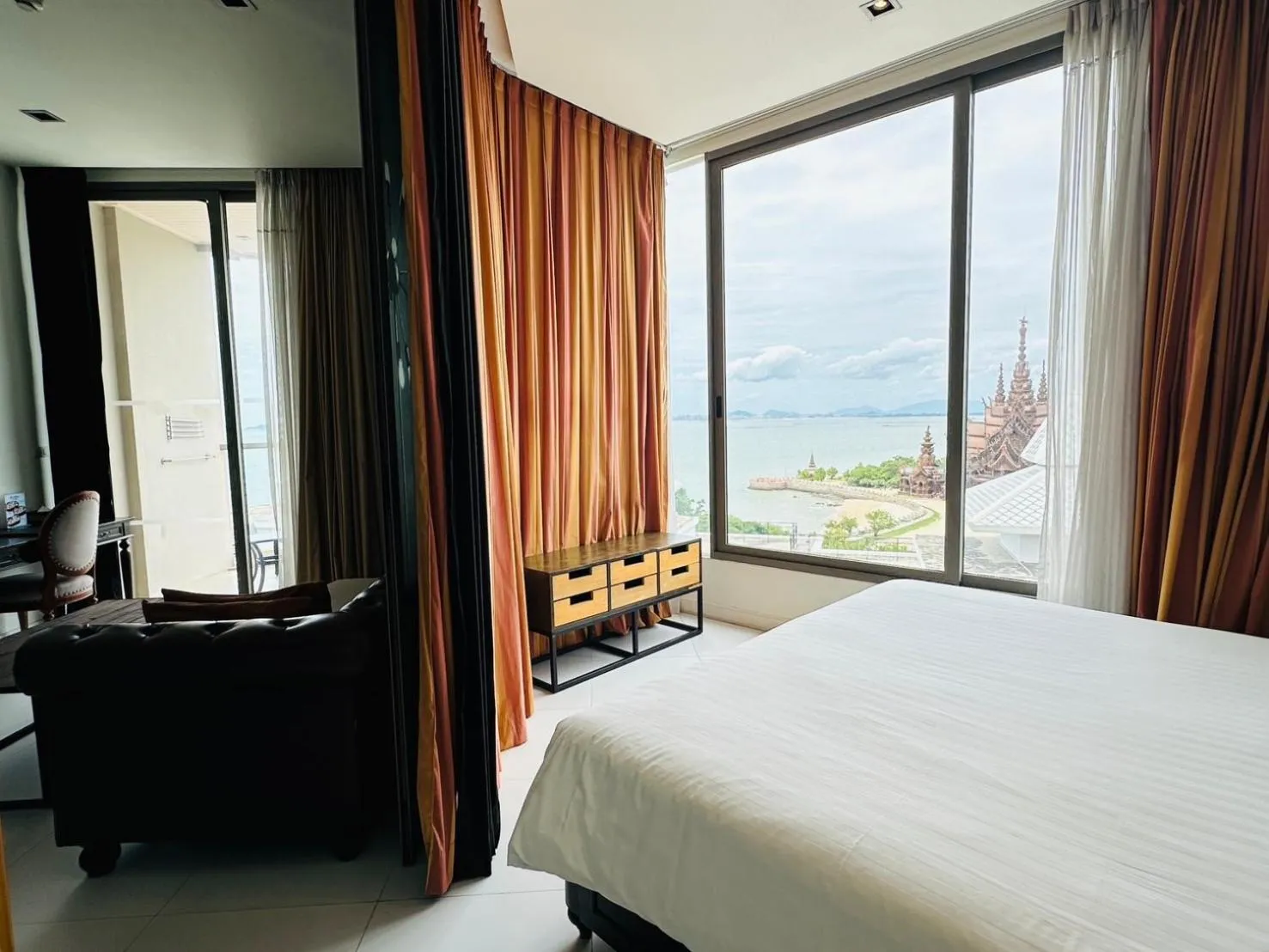 Bedroom, Bed in Pattaya Modus Beachfront Resort