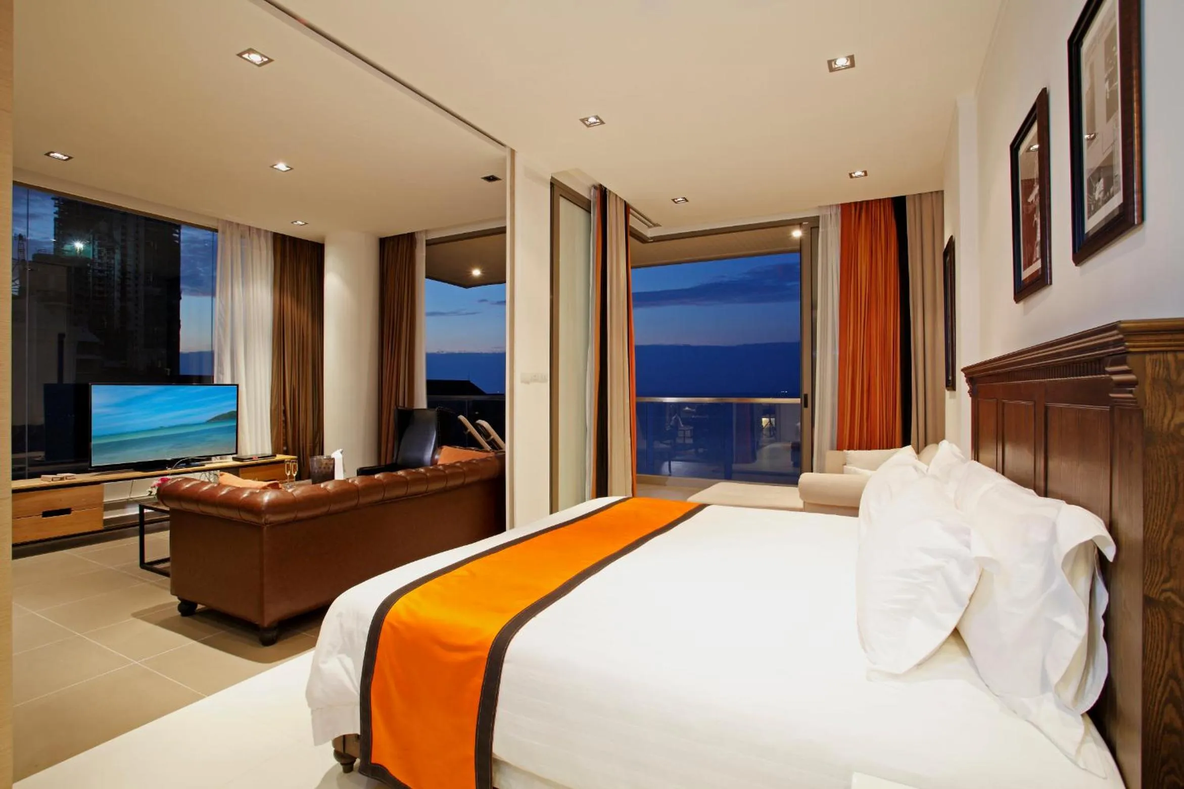 Bedroom, Bed in Pattaya Modus Beachfront Resort