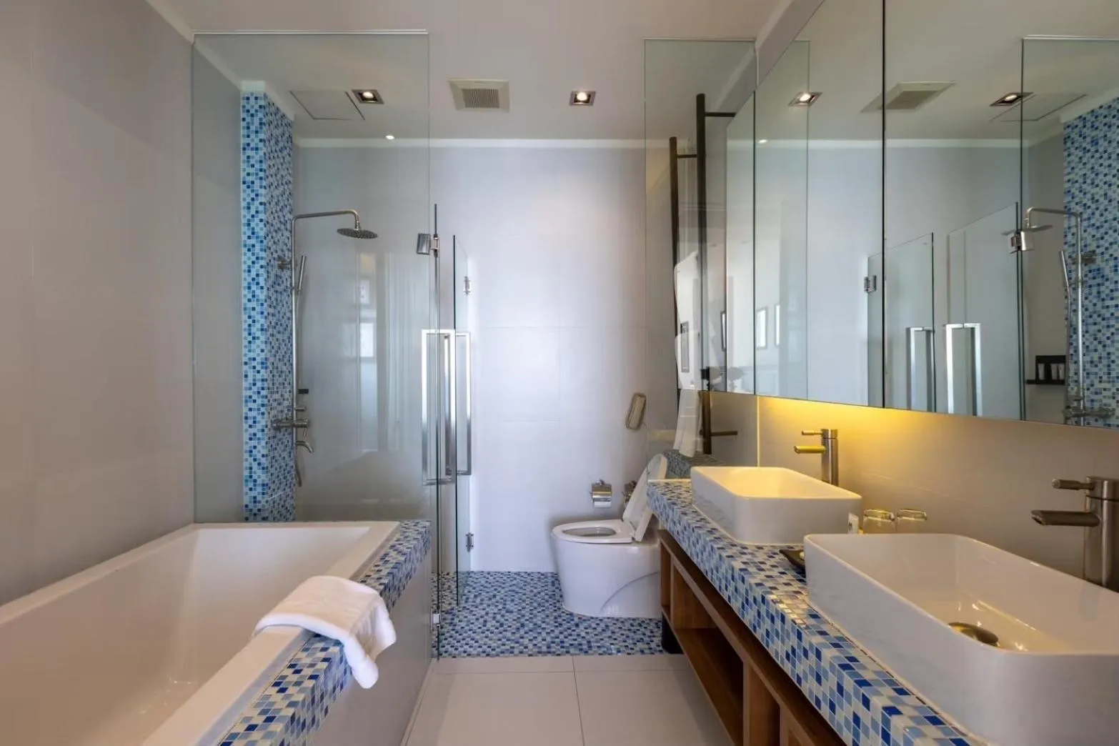 Toilet in Pattaya Modus Beachfront Resort