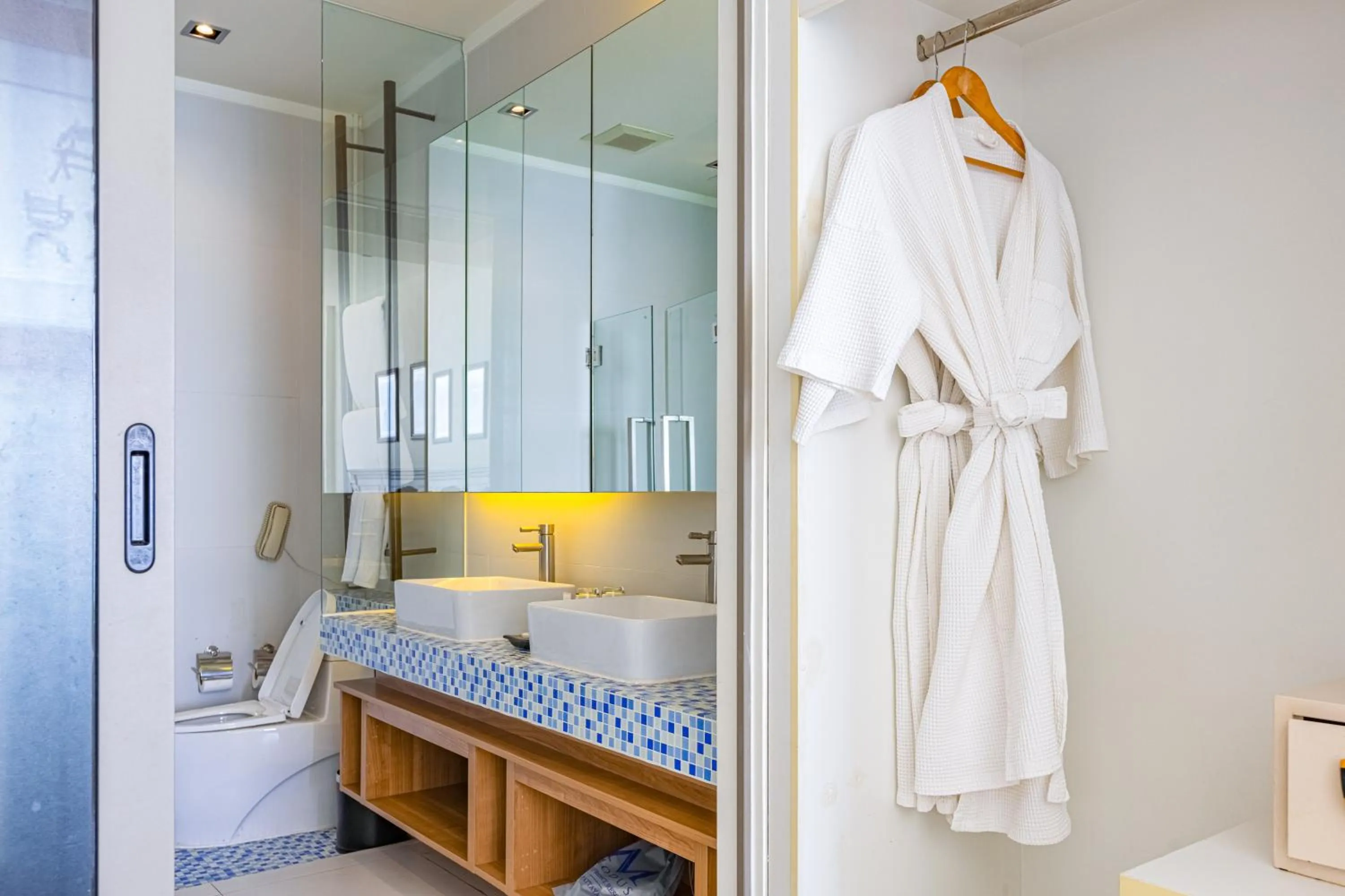 Bathroom, Bed in Pattaya Modus Beachfront Resort