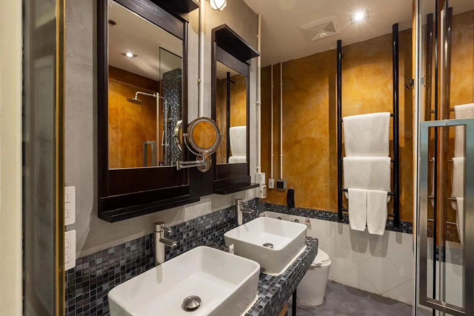 Toilet in Pattaya Modus Beachfront Resort