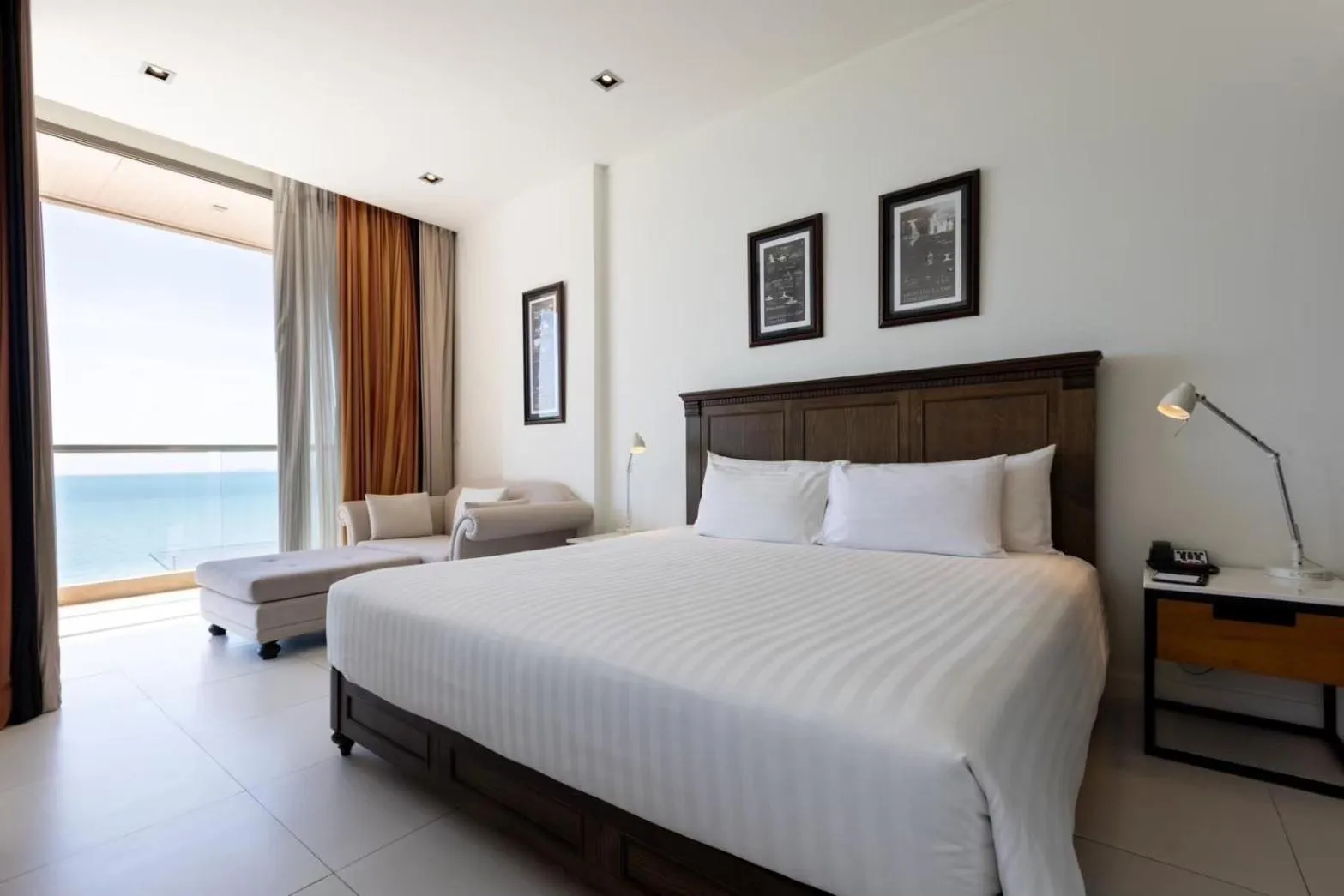 Bedroom, Bed in Pattaya Modus Beachfront Resort