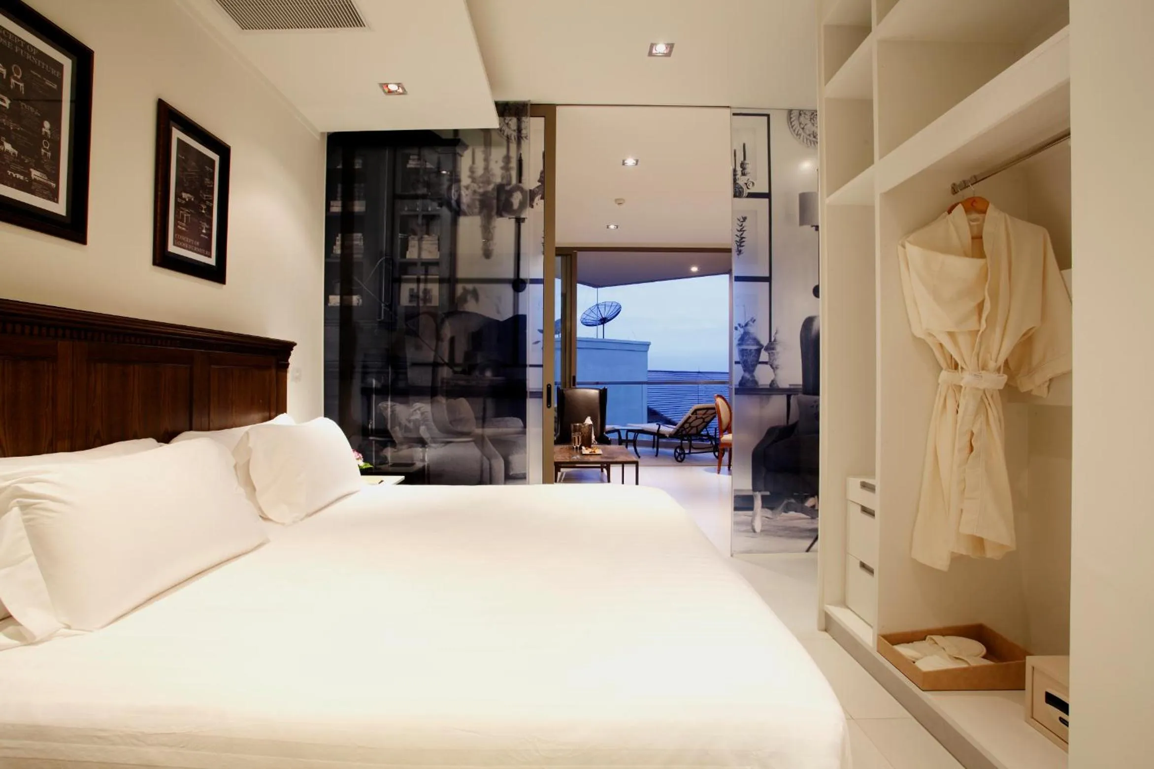 Bed in Pattaya Modus Beachfront Resort