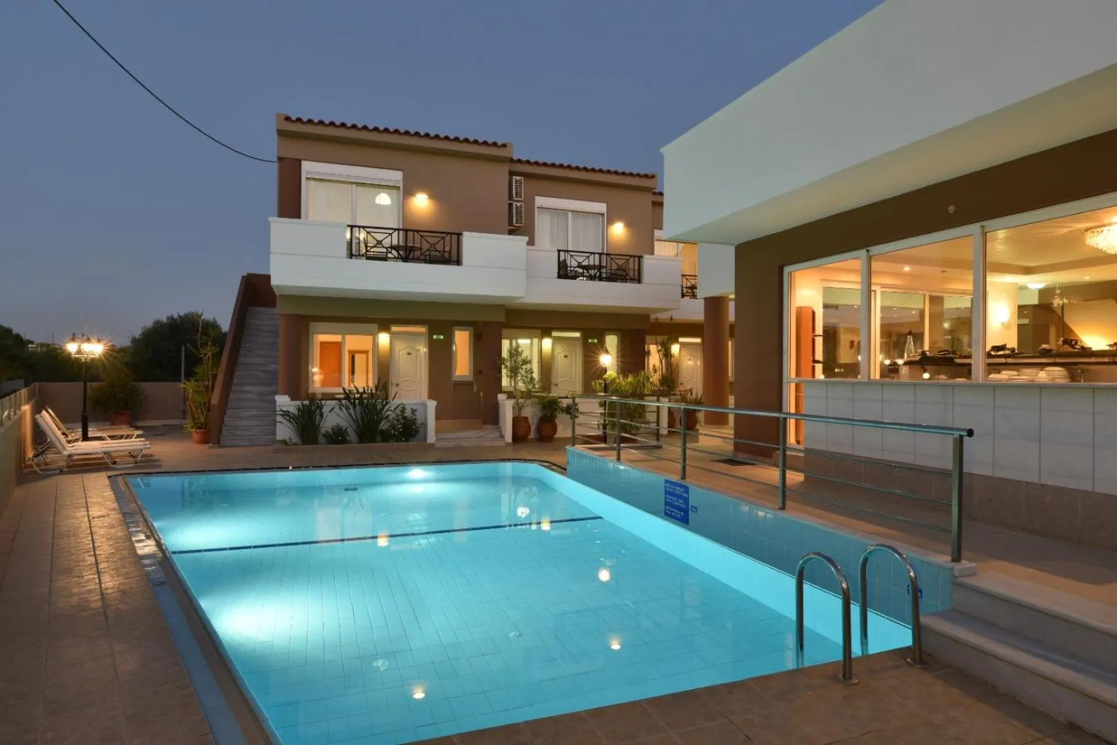 Swimming pool in Okeanis II