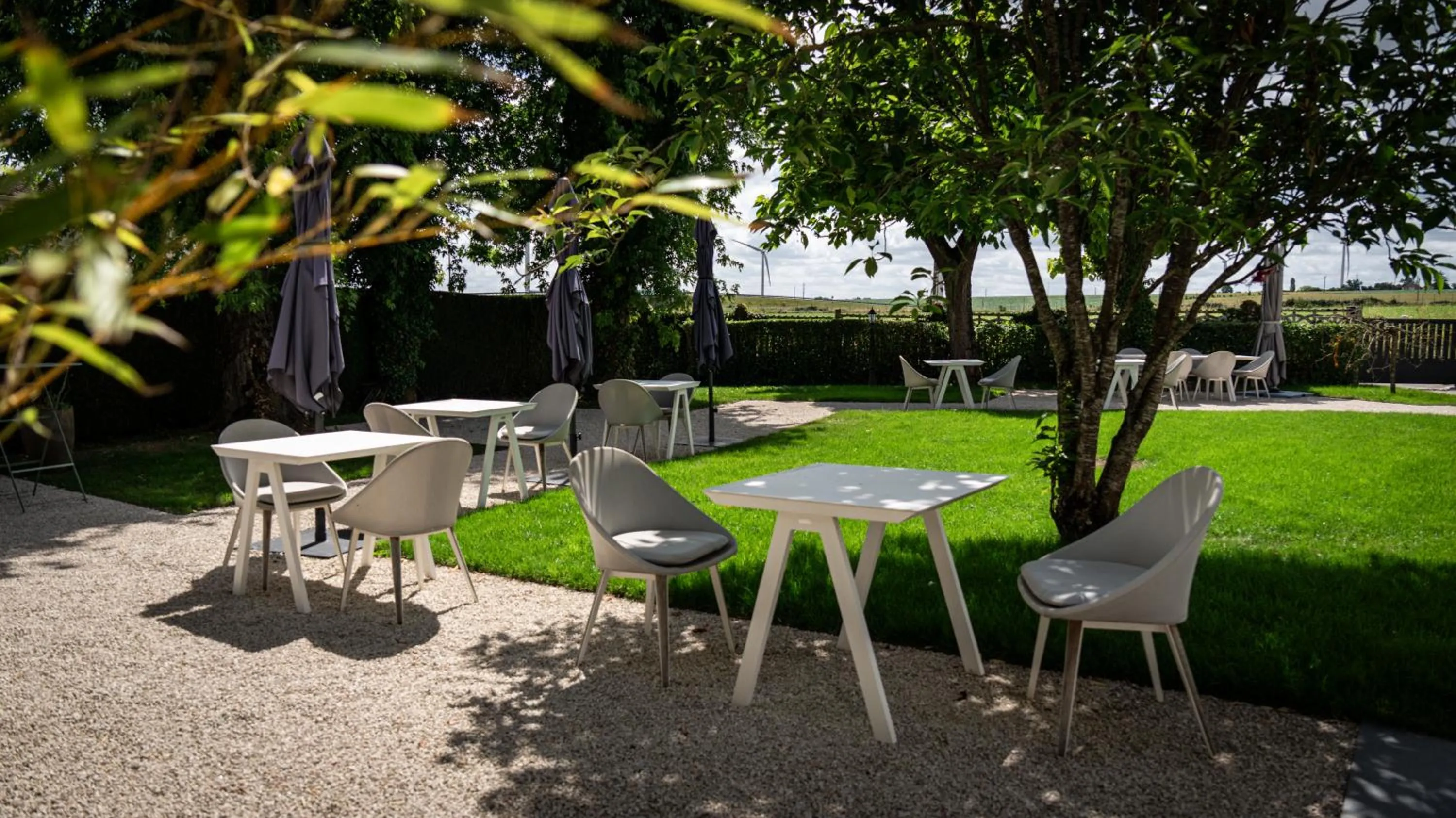 Garden in Logis hôtel Restaurant Le Faisan Dore