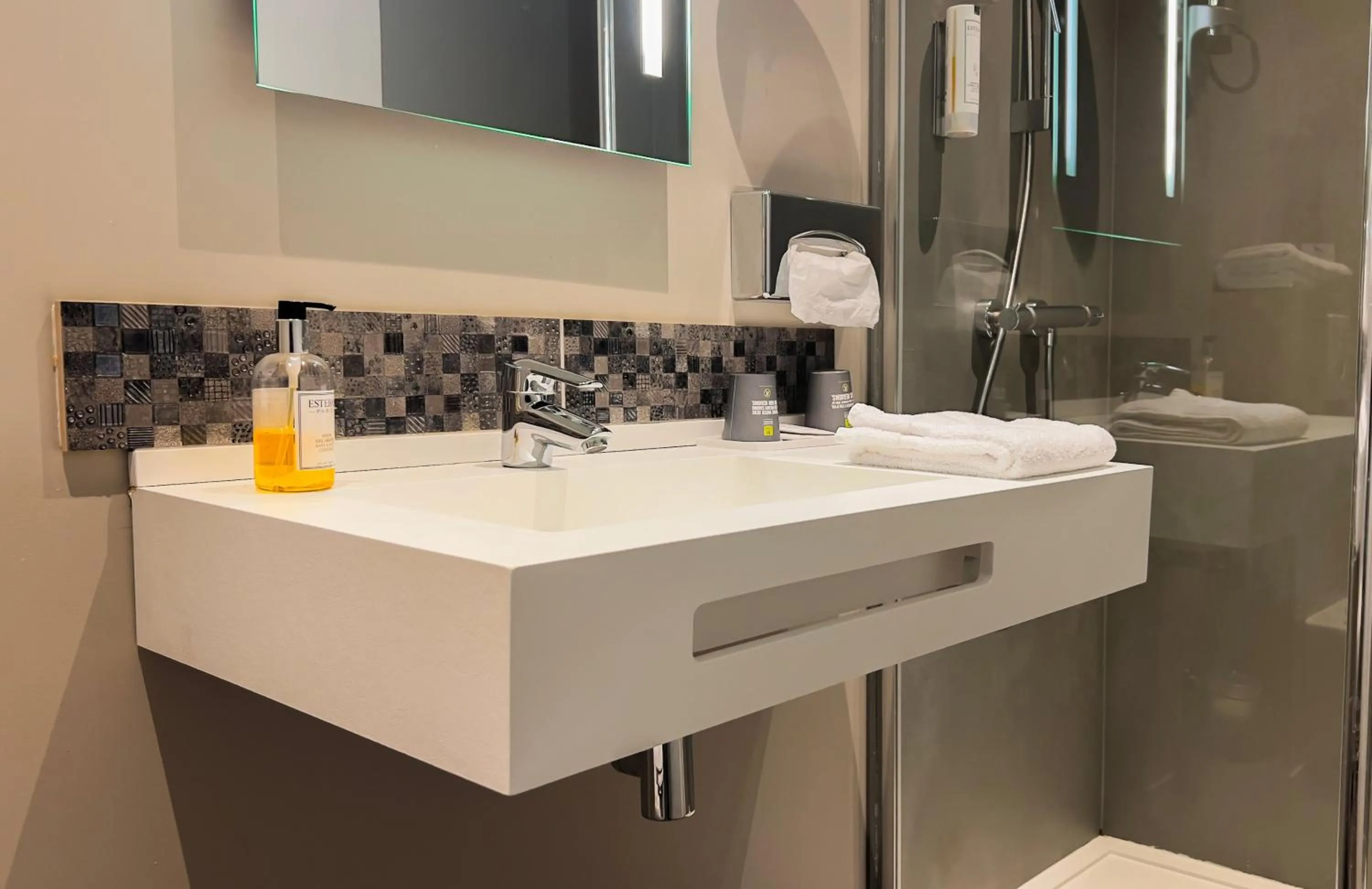 Bathroom in Logis hôtel Restaurant Le Faisan Dore