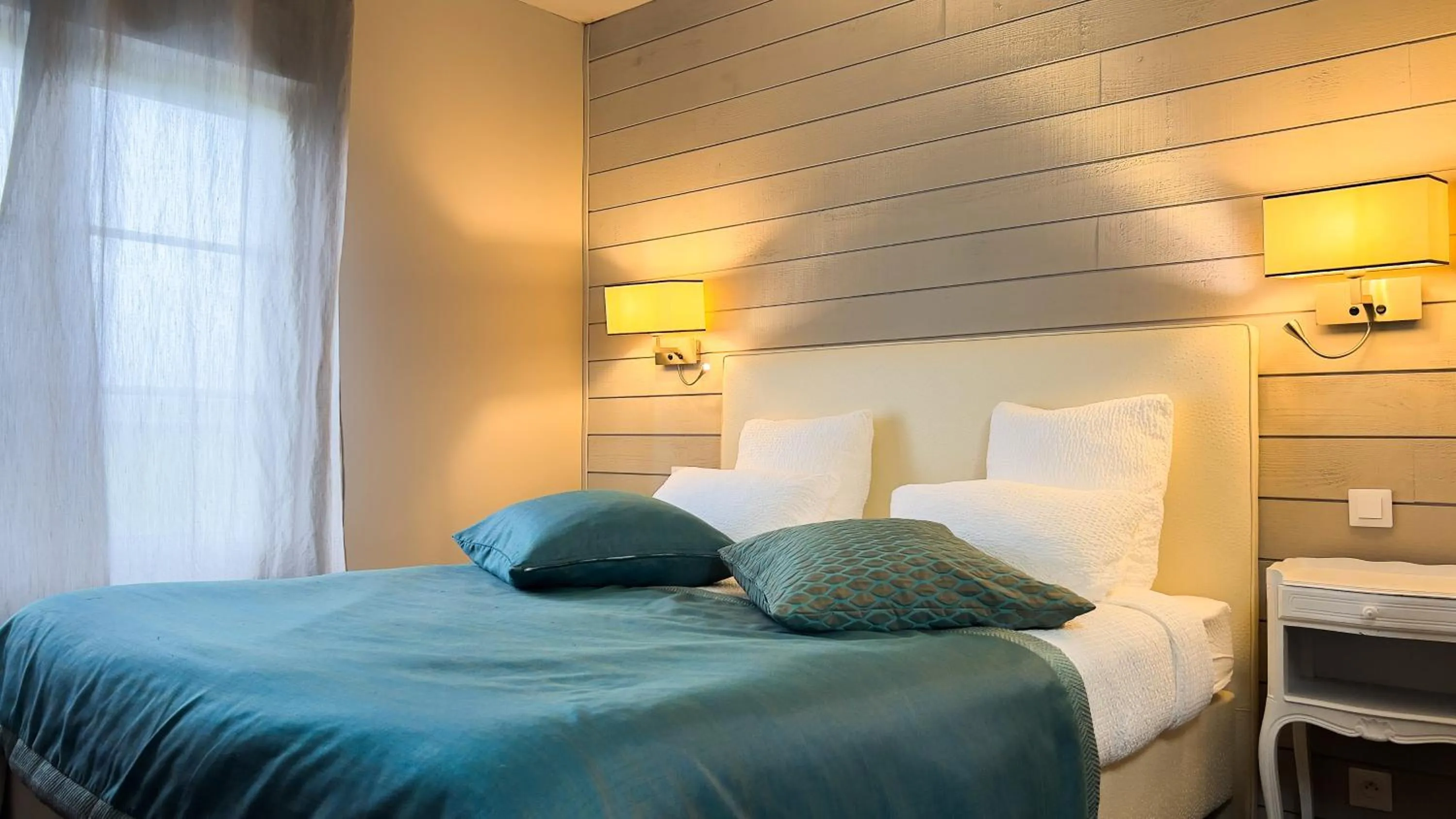 Bedroom, Bed in Logis hôtel Restaurant Le Faisan Dore