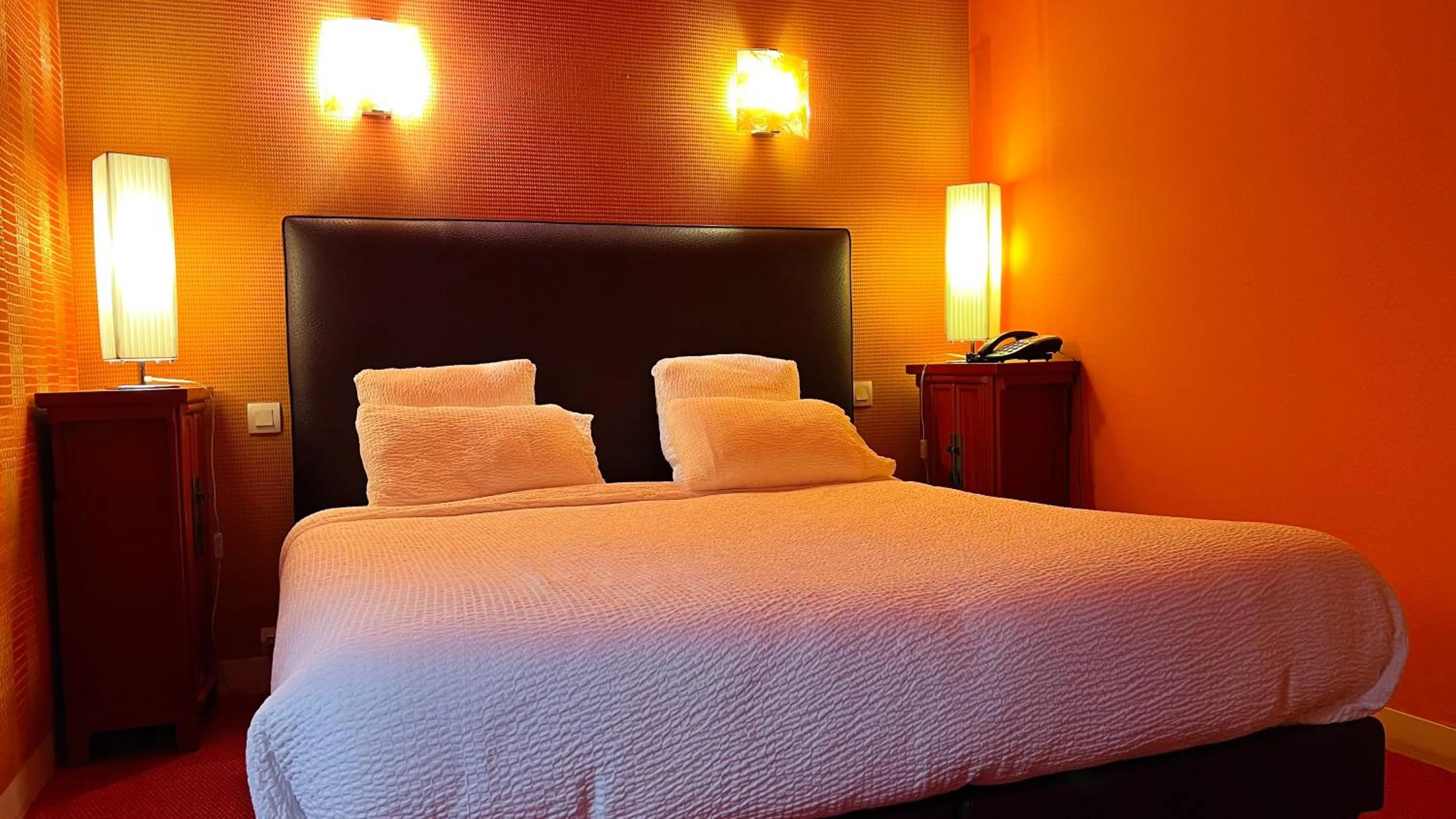 Bed in Logis hôtel Restaurant Le Faisan Dore