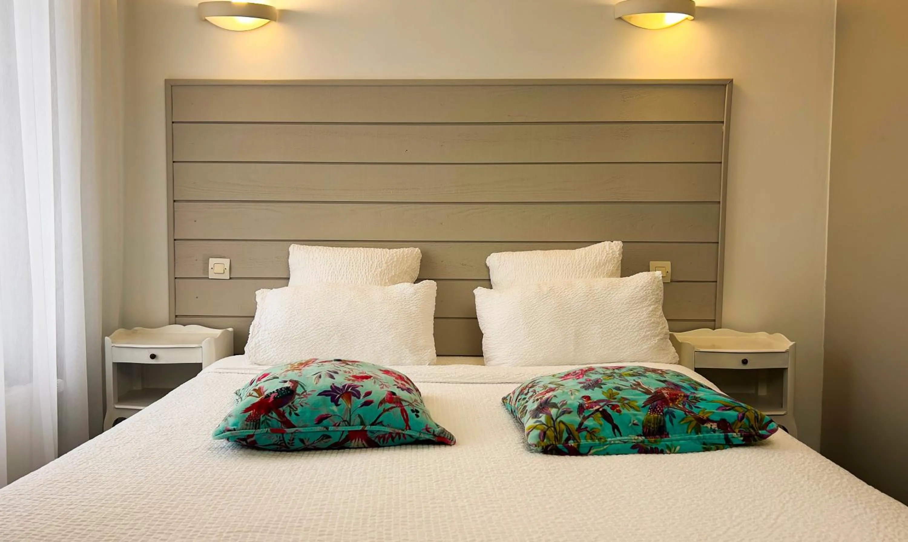 Bed in Logis hôtel Restaurant Le Faisan Dore