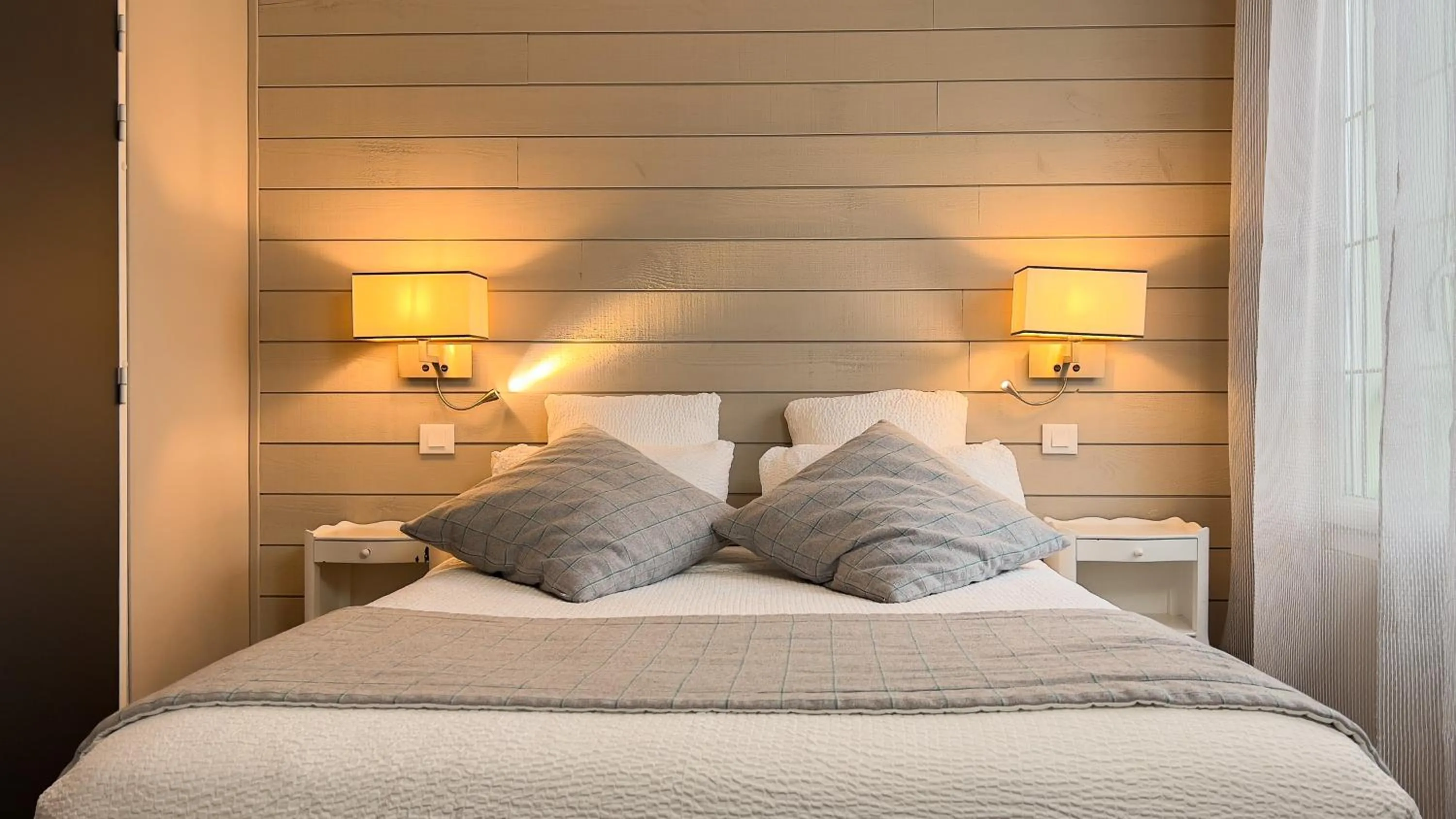 Bed in Logis hôtel Restaurant Le Faisan Dore