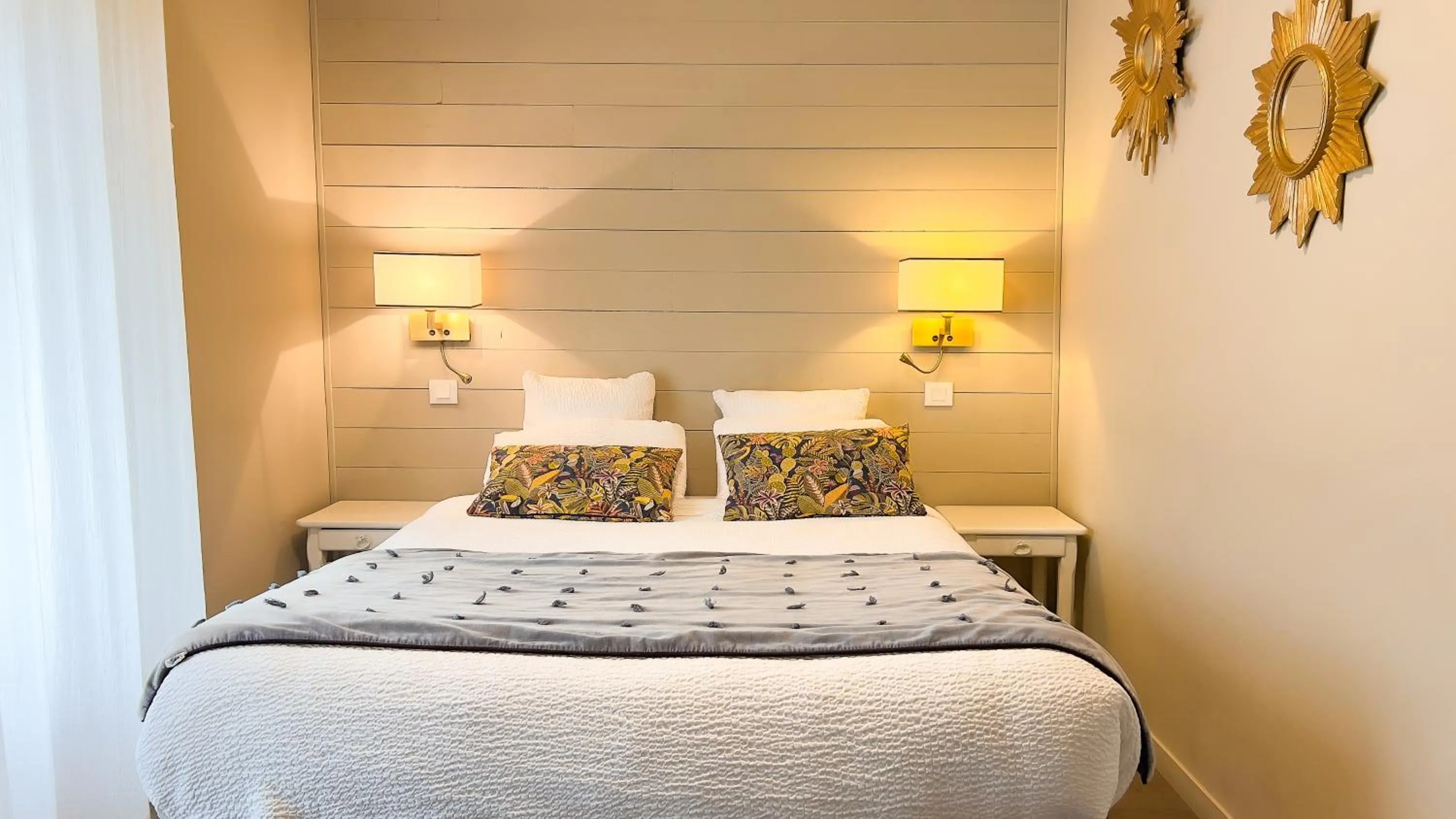 Bedroom, Bed in Logis hôtel Restaurant Le Faisan Dore