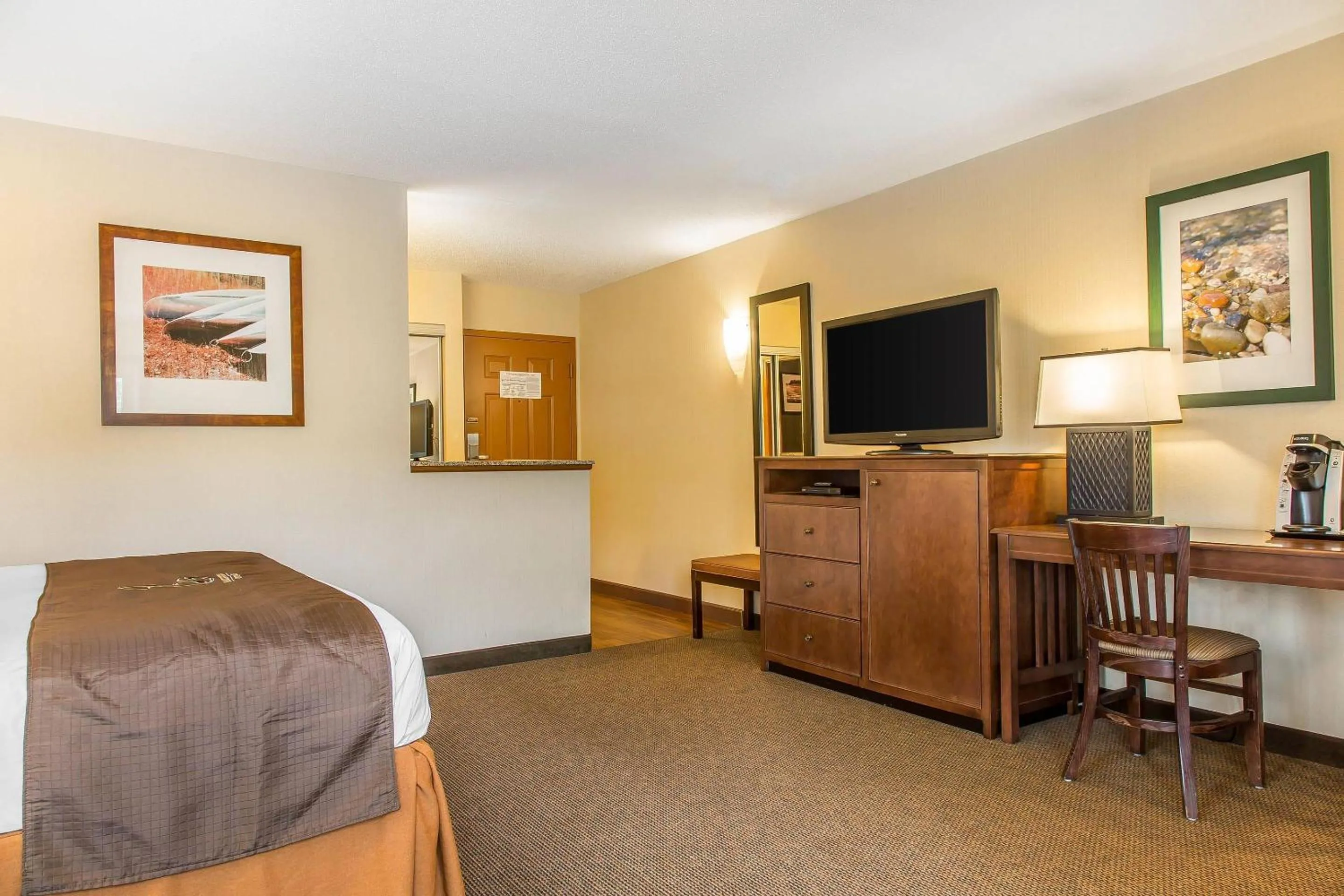 Bedroom in The Black Swan Lee - Lenox, an Ascend Collection Hotel