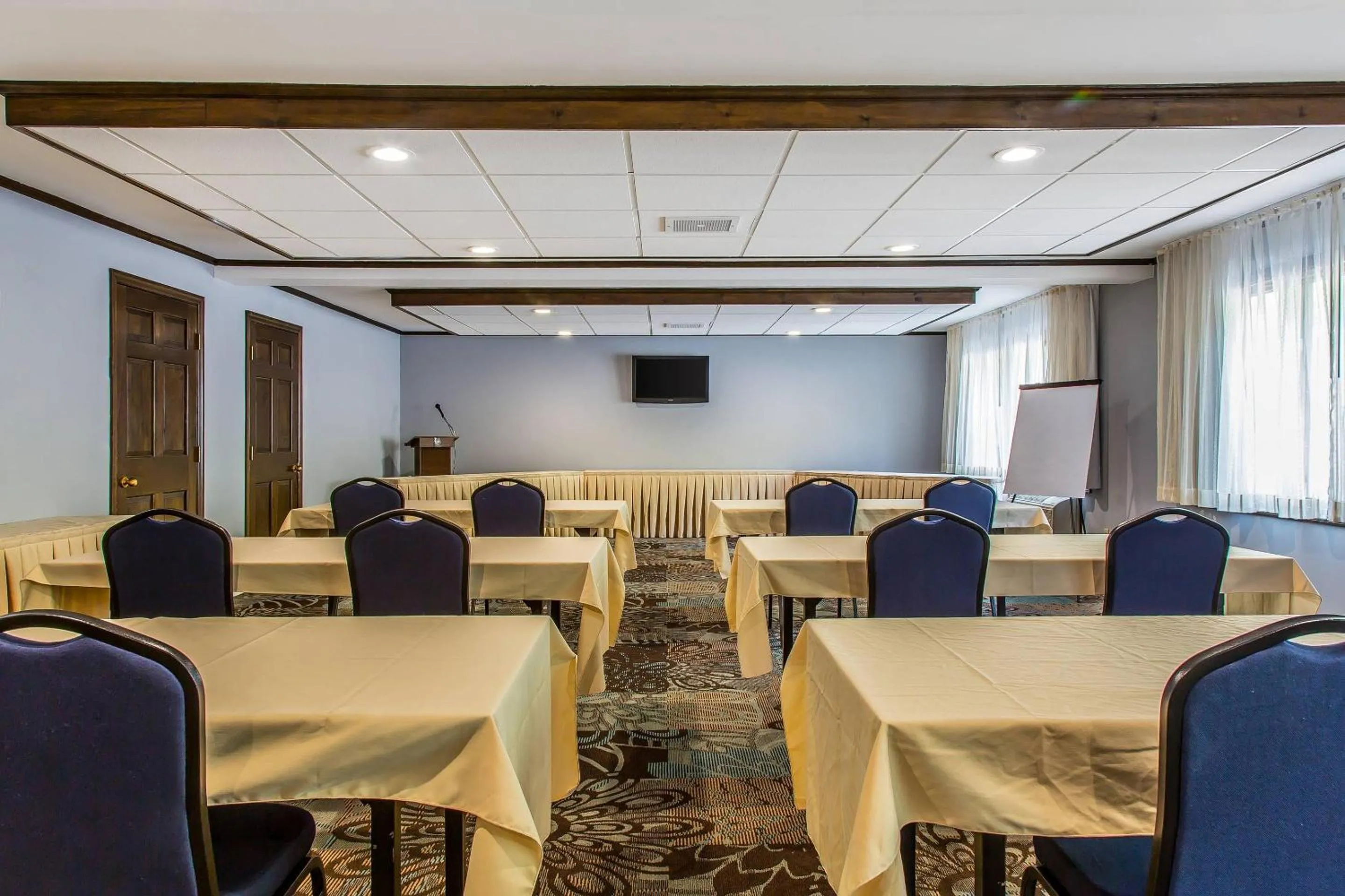 Meeting/conference room in The Black Swan Lee - Lenox, an Ascend Collection Hotel