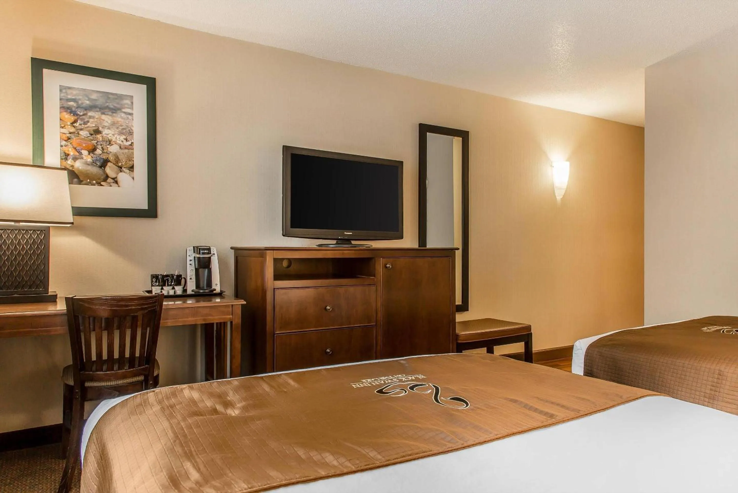 Bedroom, Bed in The Black Swan Lee - Lenox, an Ascend Collection Hotel