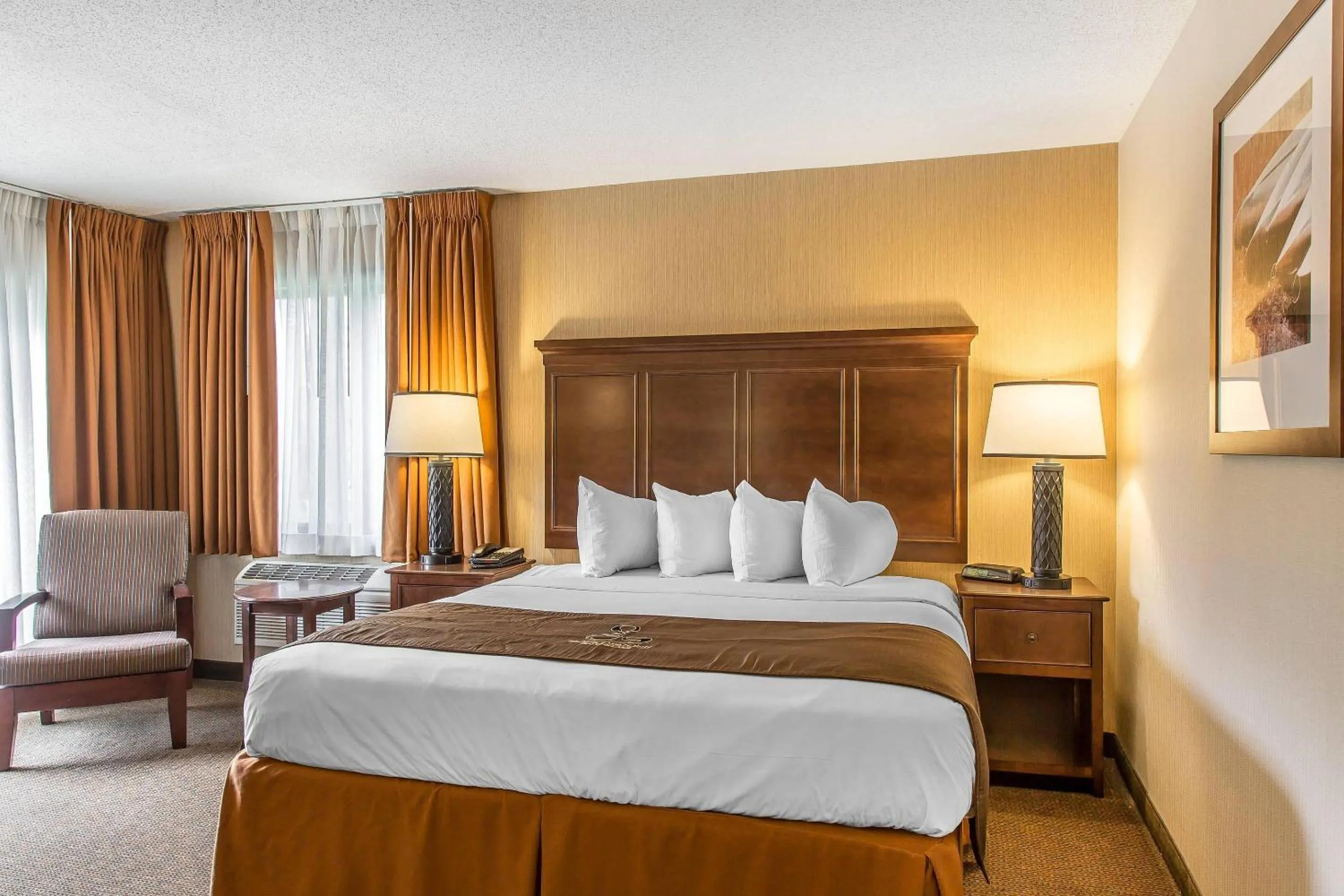 Bedroom, Bed in The Black Swan Lee - Lenox, an Ascend Collection Hotel