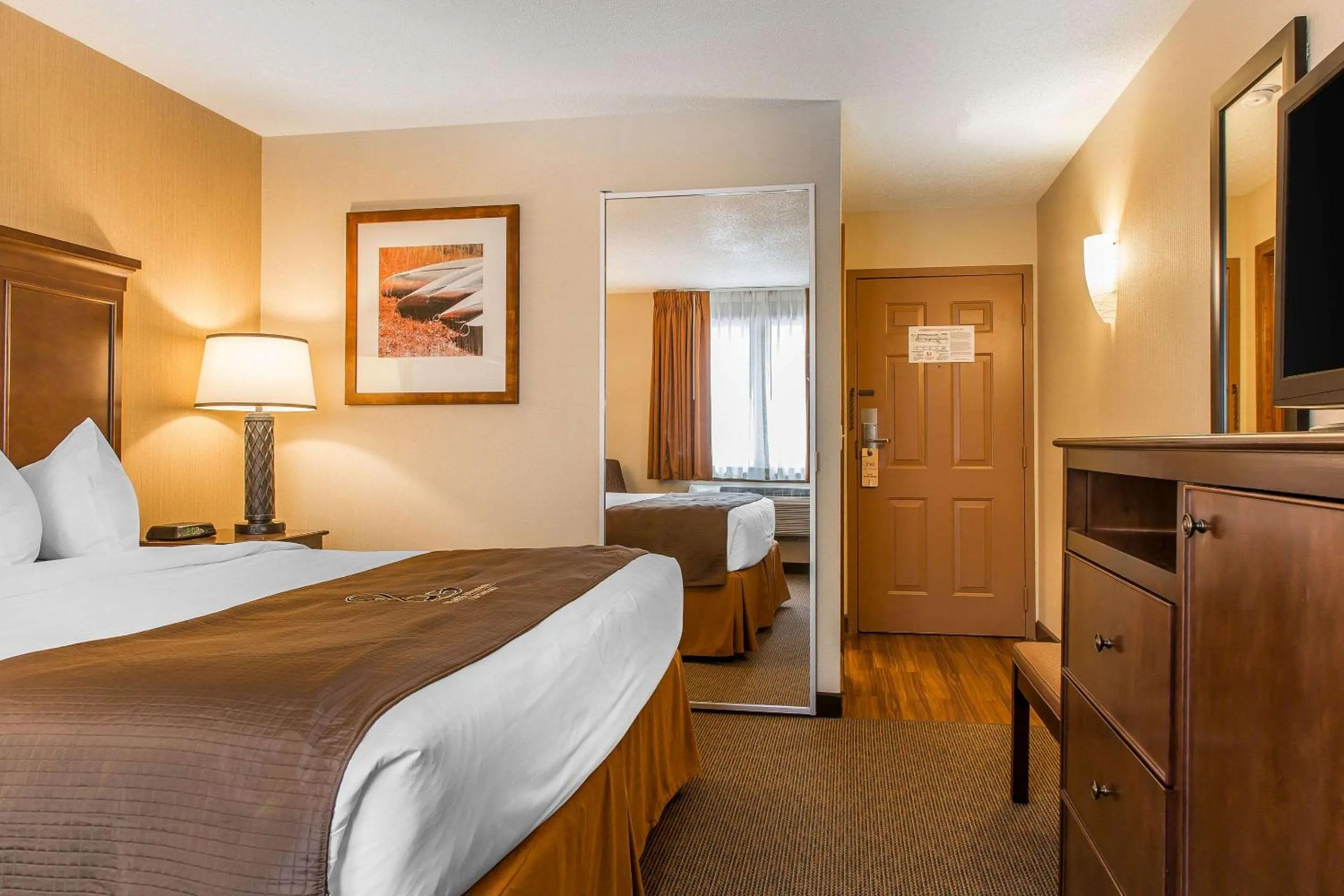 Bedroom, Bed in The Black Swan Lee - Lenox, an Ascend Collection Hotel