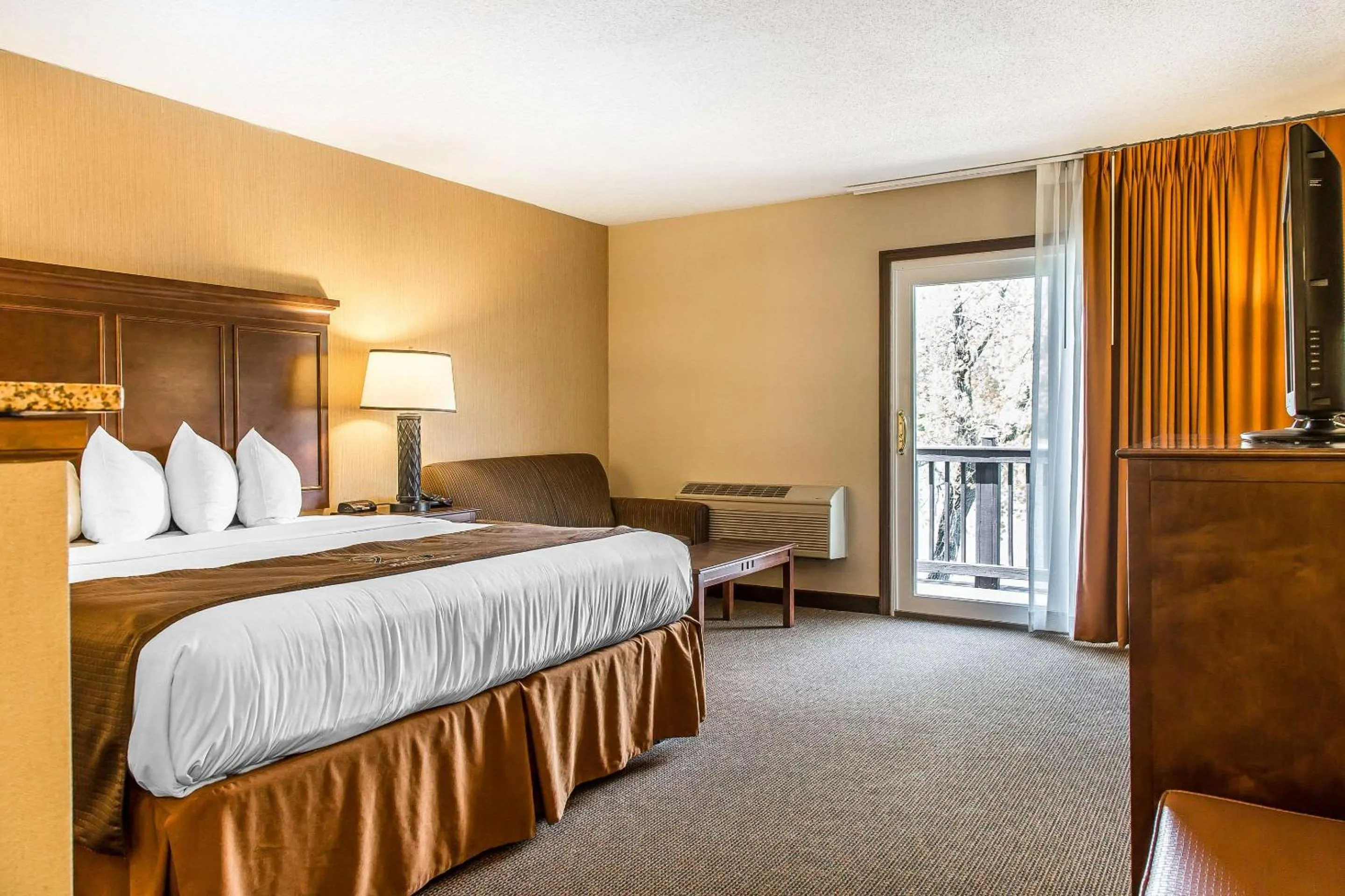 Bedroom, Bed in The Black Swan Lee - Lenox, an Ascend Collection Hotel