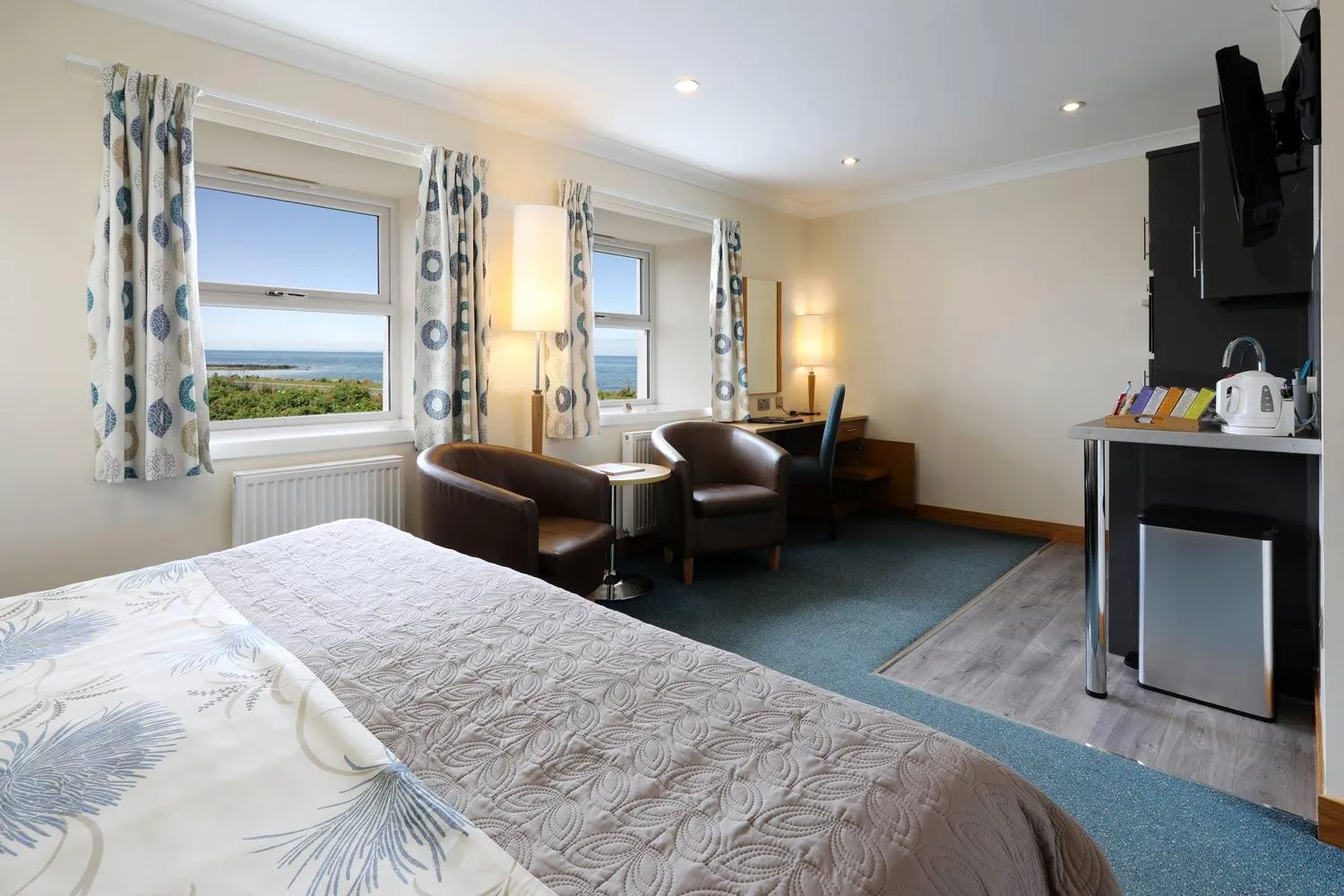 TV and multimedia, Bed in Woodland Bay Hotel