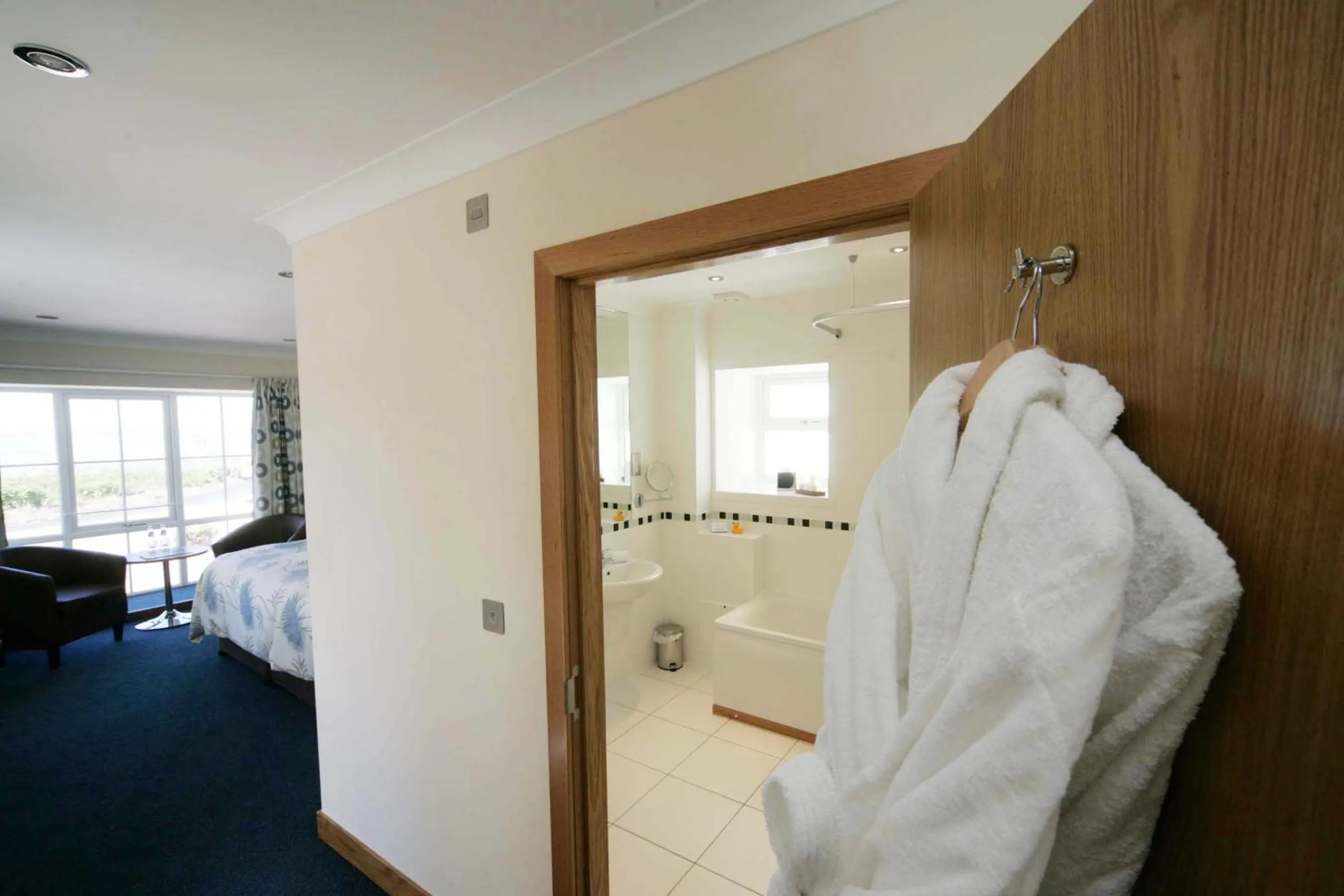 Bathroom, Bed in Woodland Bay Hotel