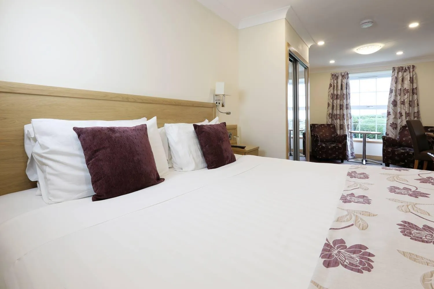 Seating area, Bed in Woodland Bay Hotel