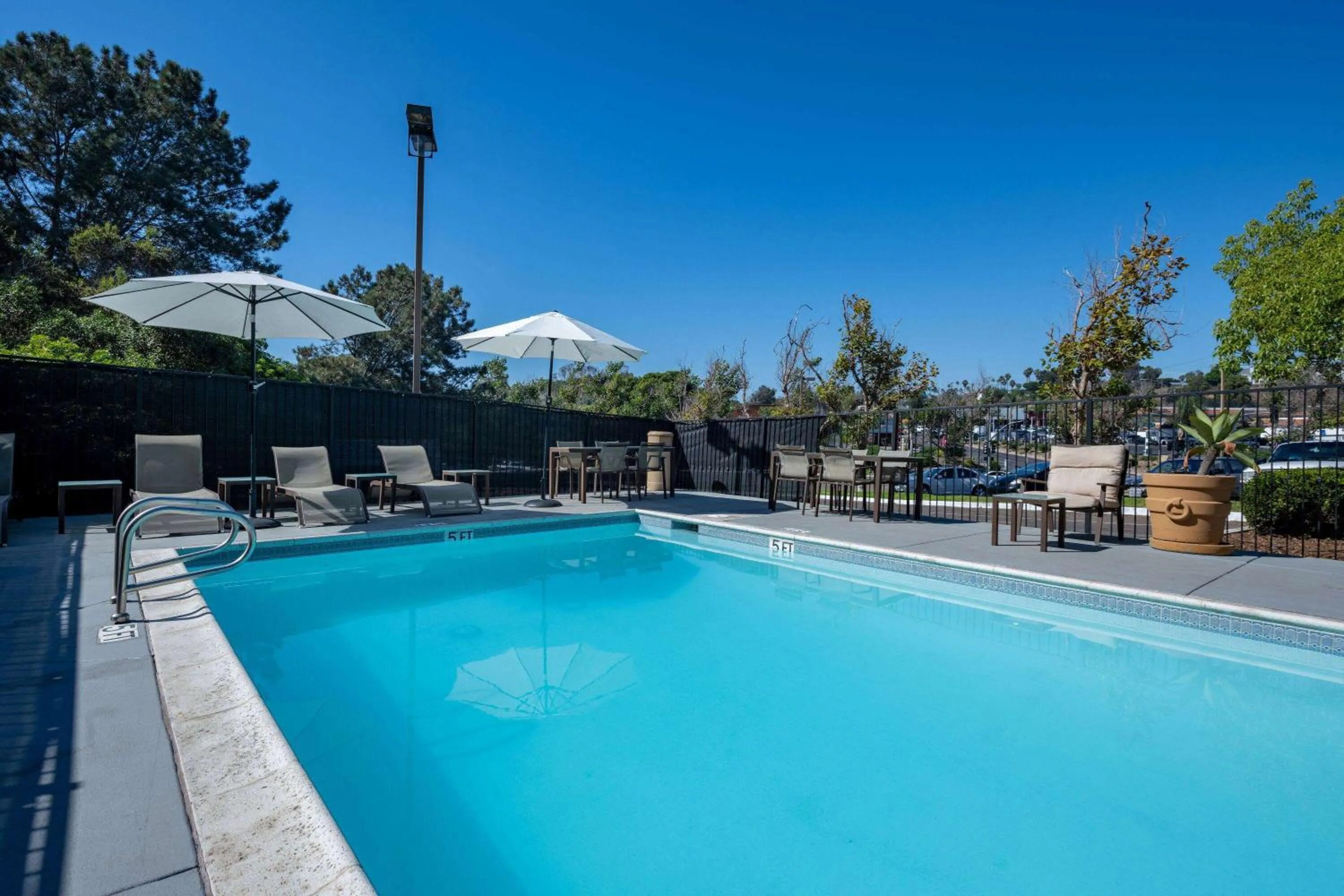 Pool view in Days Inn by Wyndham Encinitas Moonlight Beach