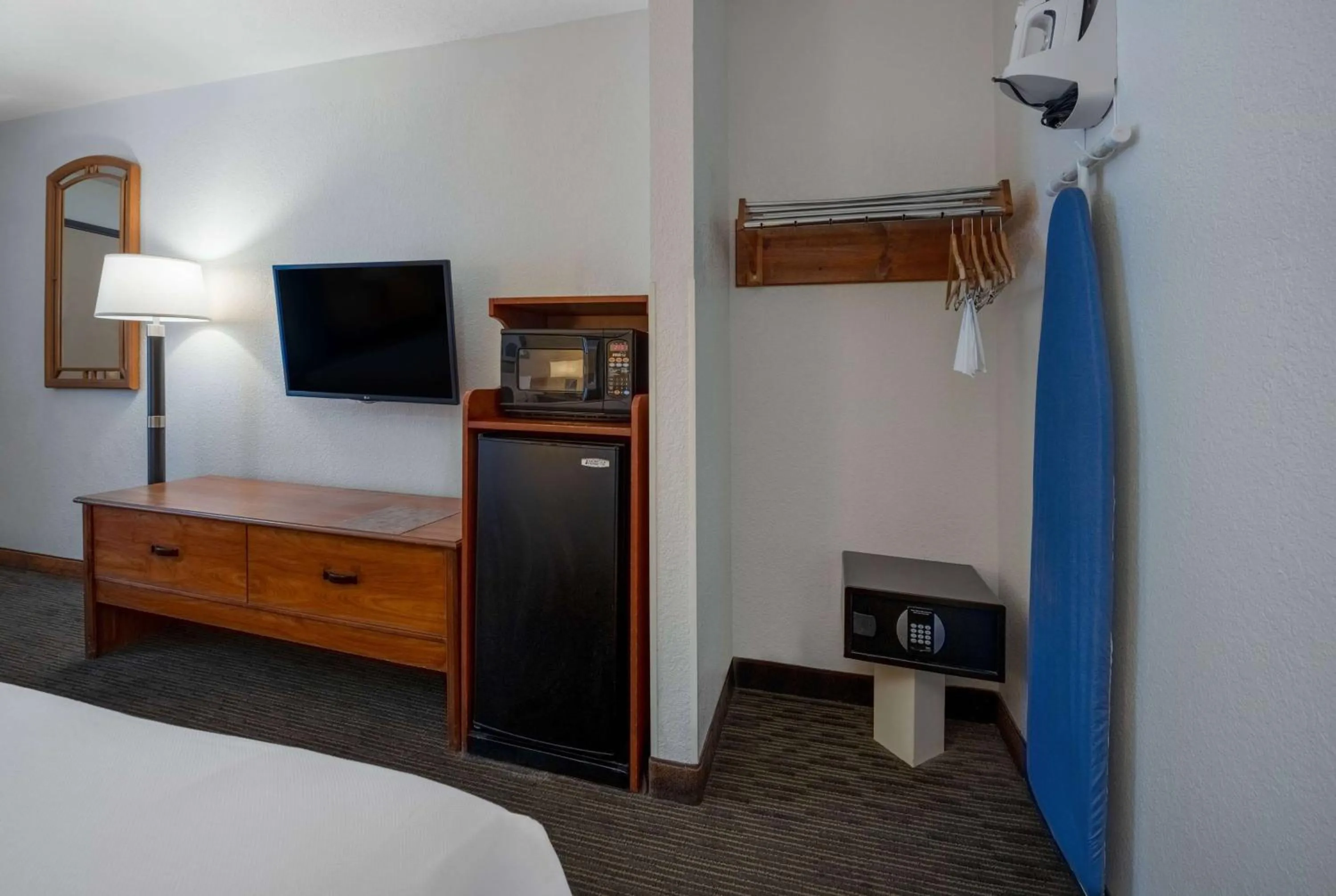 Photo of the whole room, Bed in Days Inn by Wyndham Encinitas Moonlight Beach