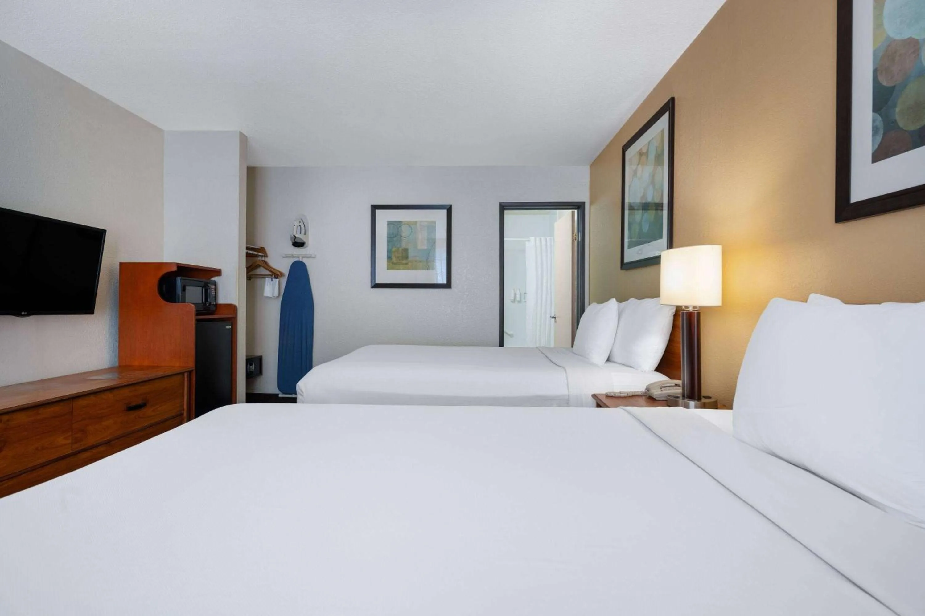 Photo of the whole room, Bed in Days Inn by Wyndham Encinitas Moonlight Beach