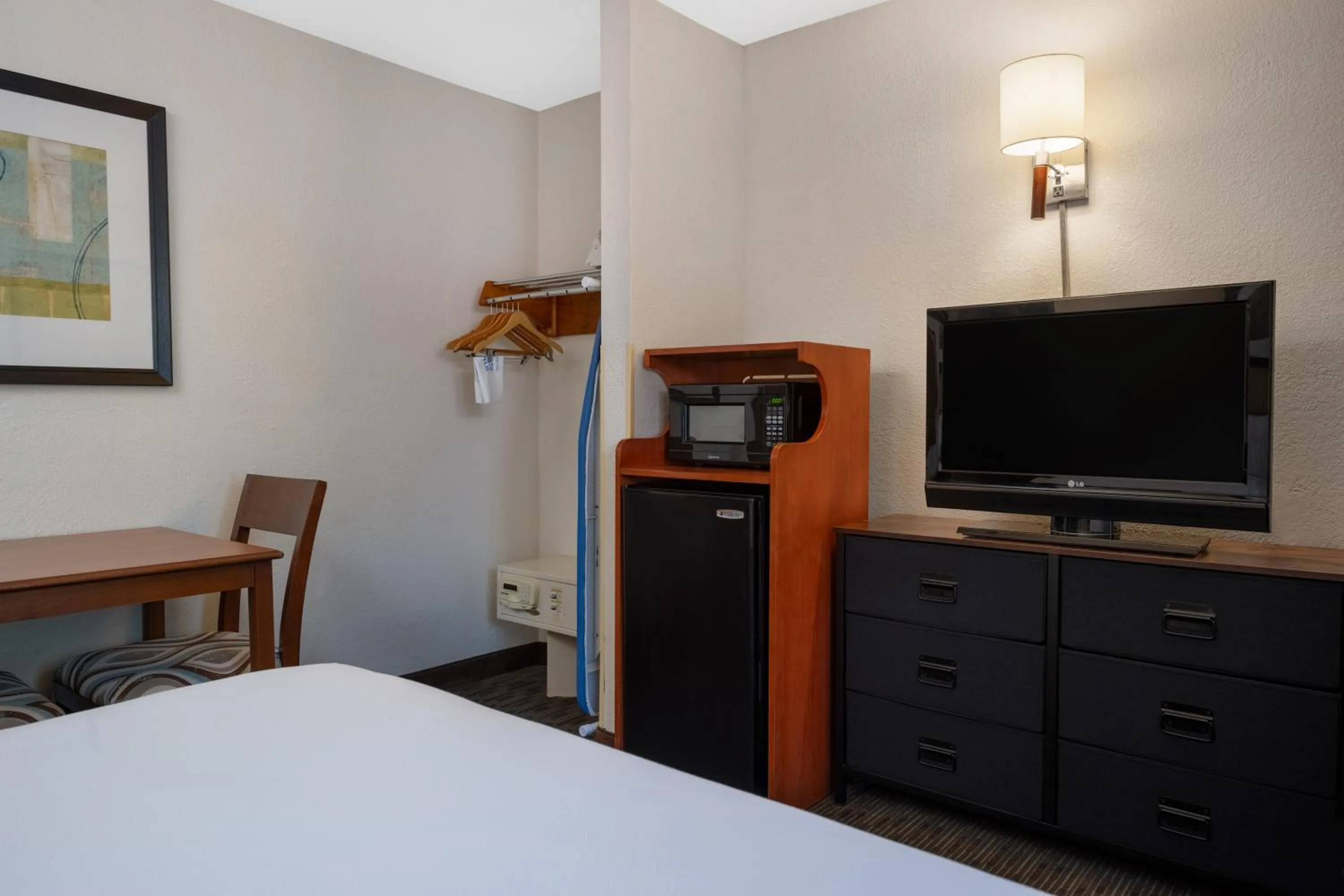 TV and multimedia, Bed in Days Inn by Wyndham Encinitas Moonlight Beach