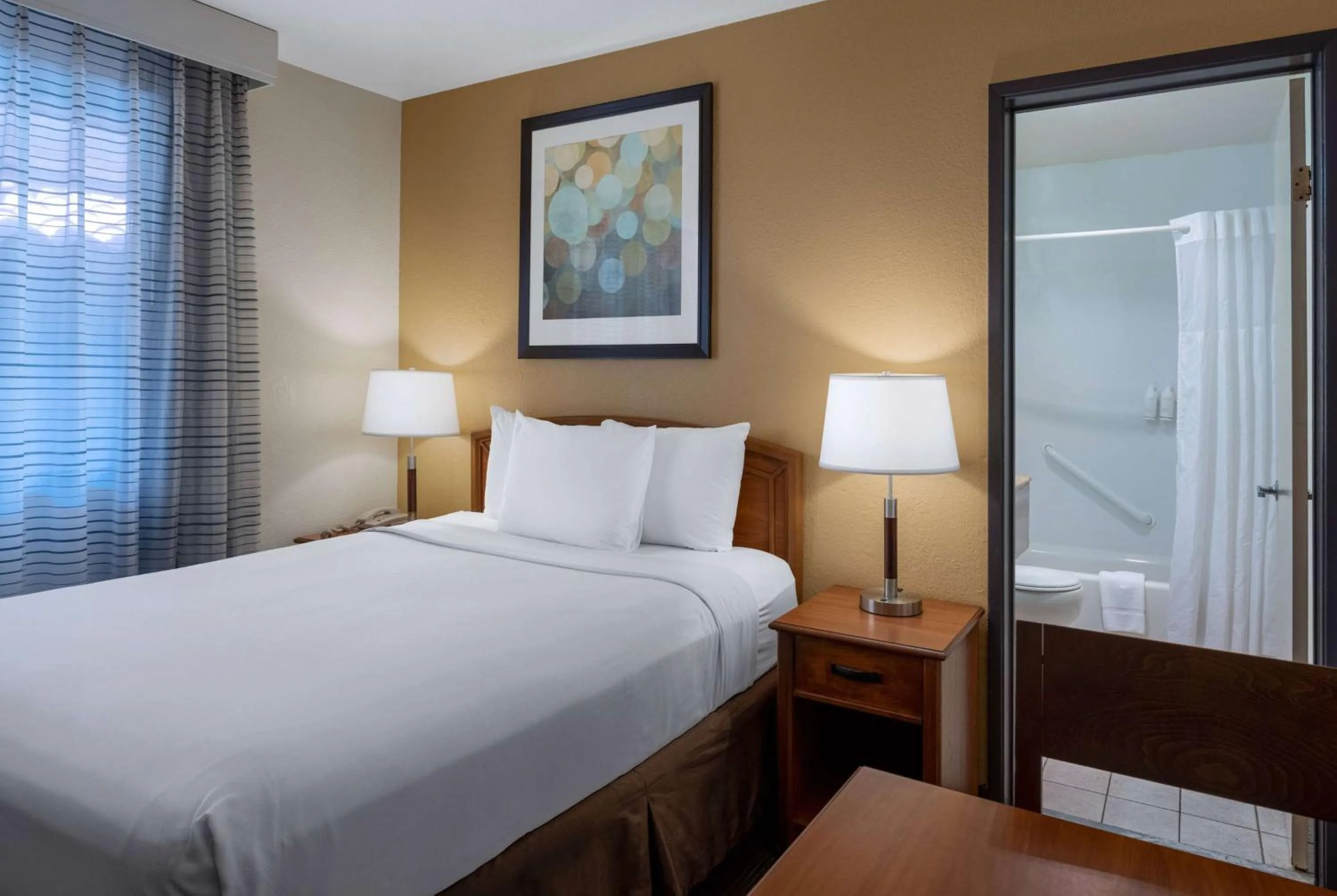 Photo of the whole room, Bed in Days Inn by Wyndham Encinitas Moonlight Beach