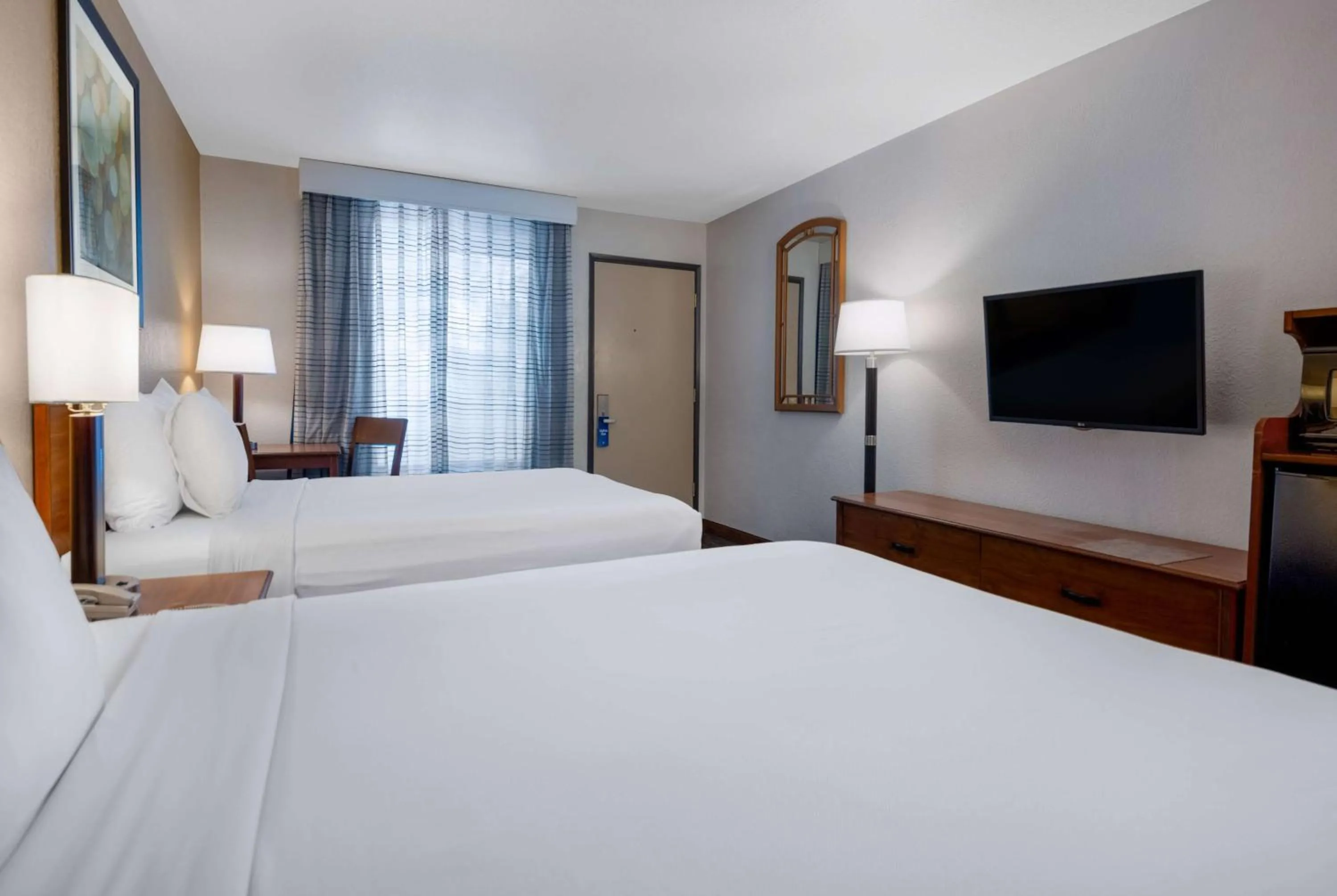 Photo of the whole room, Bed in Days Inn by Wyndham Encinitas Moonlight Beach