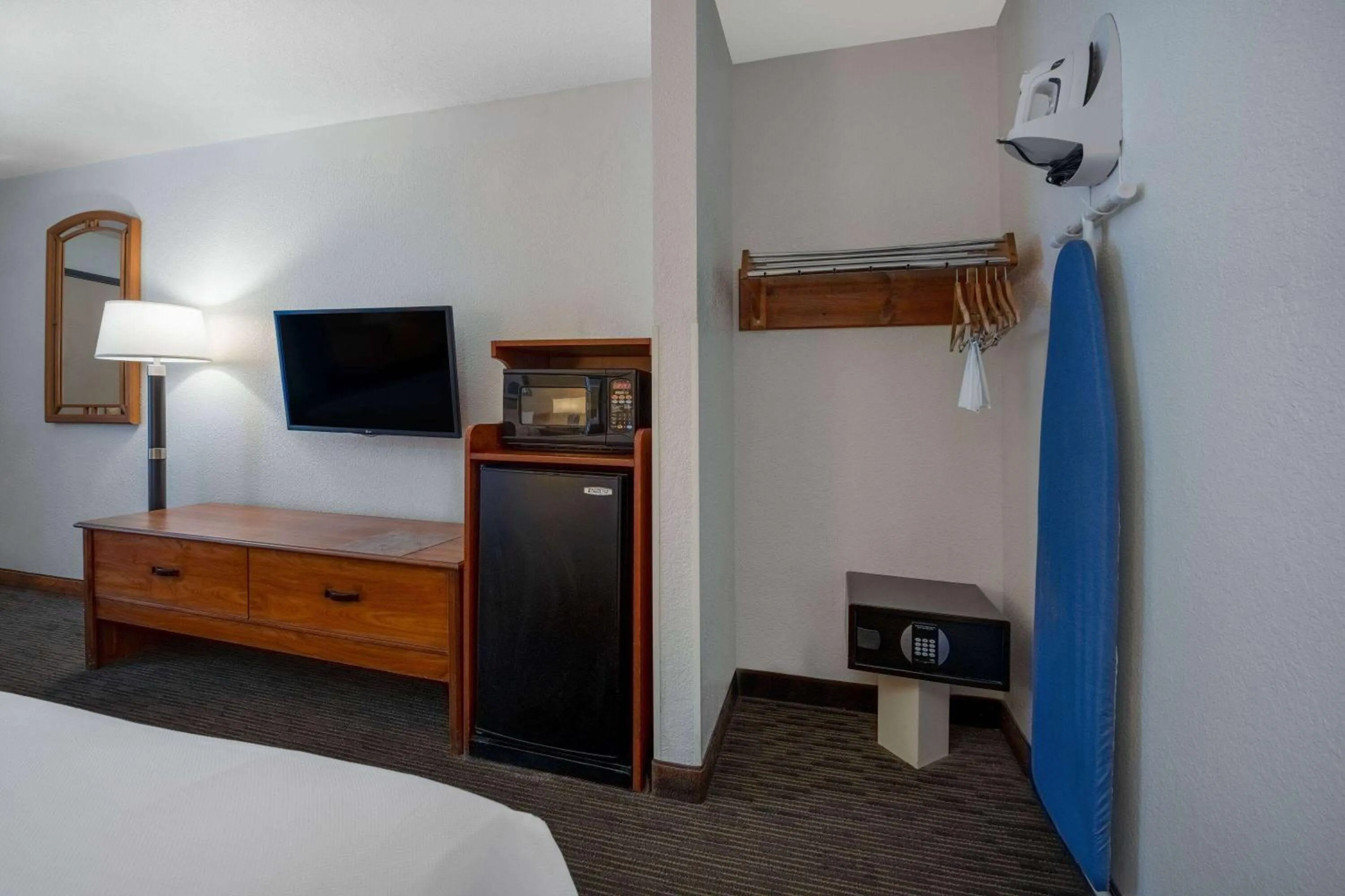 Photo of the whole room, Bed in Days Inn by Wyndham Encinitas Moonlight Beach
