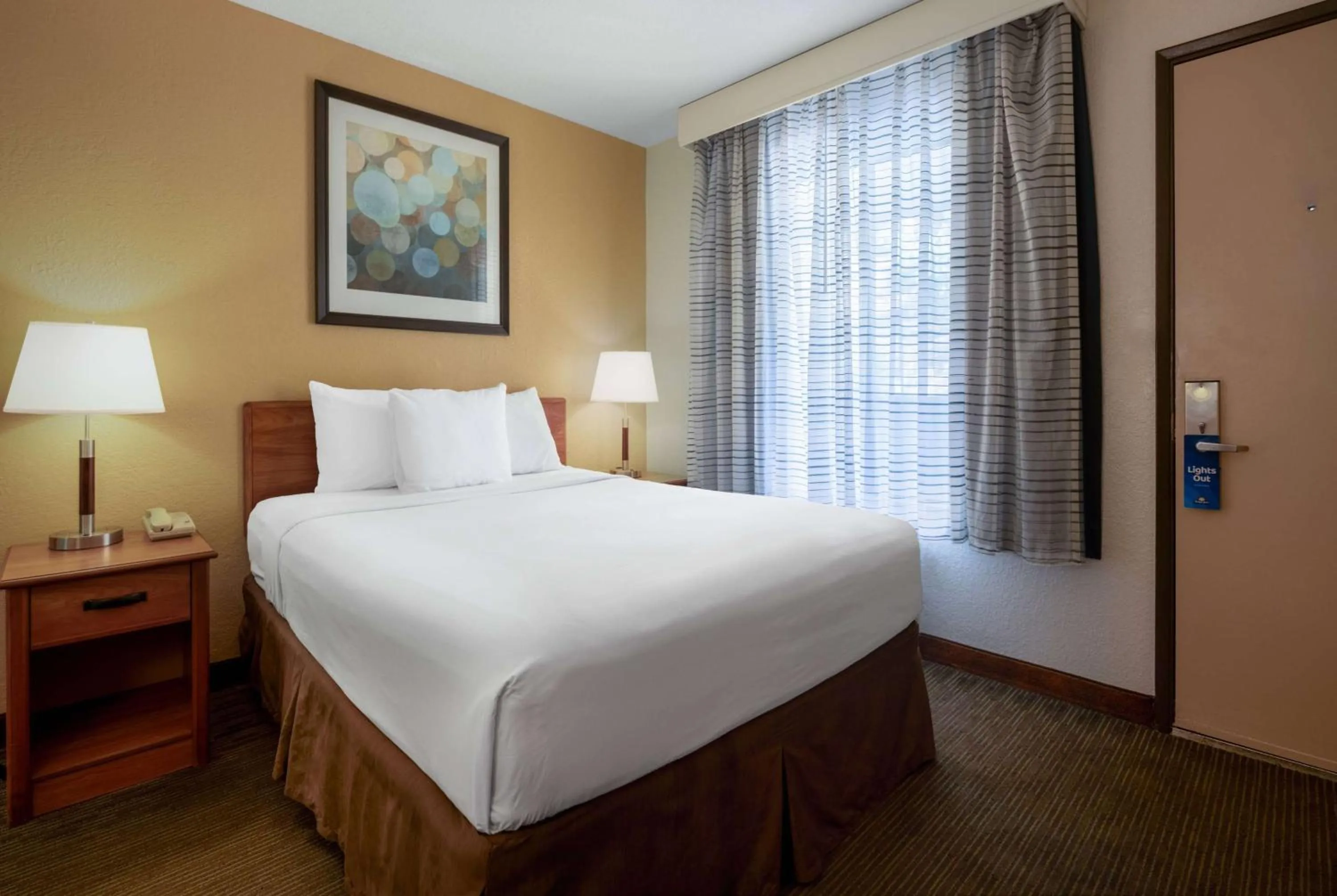 Photo of the whole room, Bed in Days Inn by Wyndham Encinitas Moonlight Beach