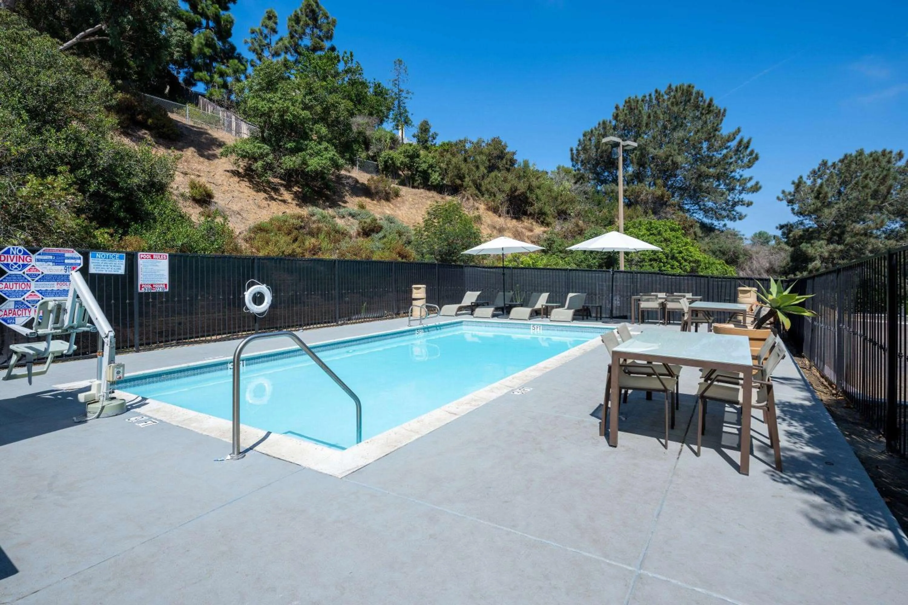 Pool view in Days Inn by Wyndham Encinitas Moonlight Beach