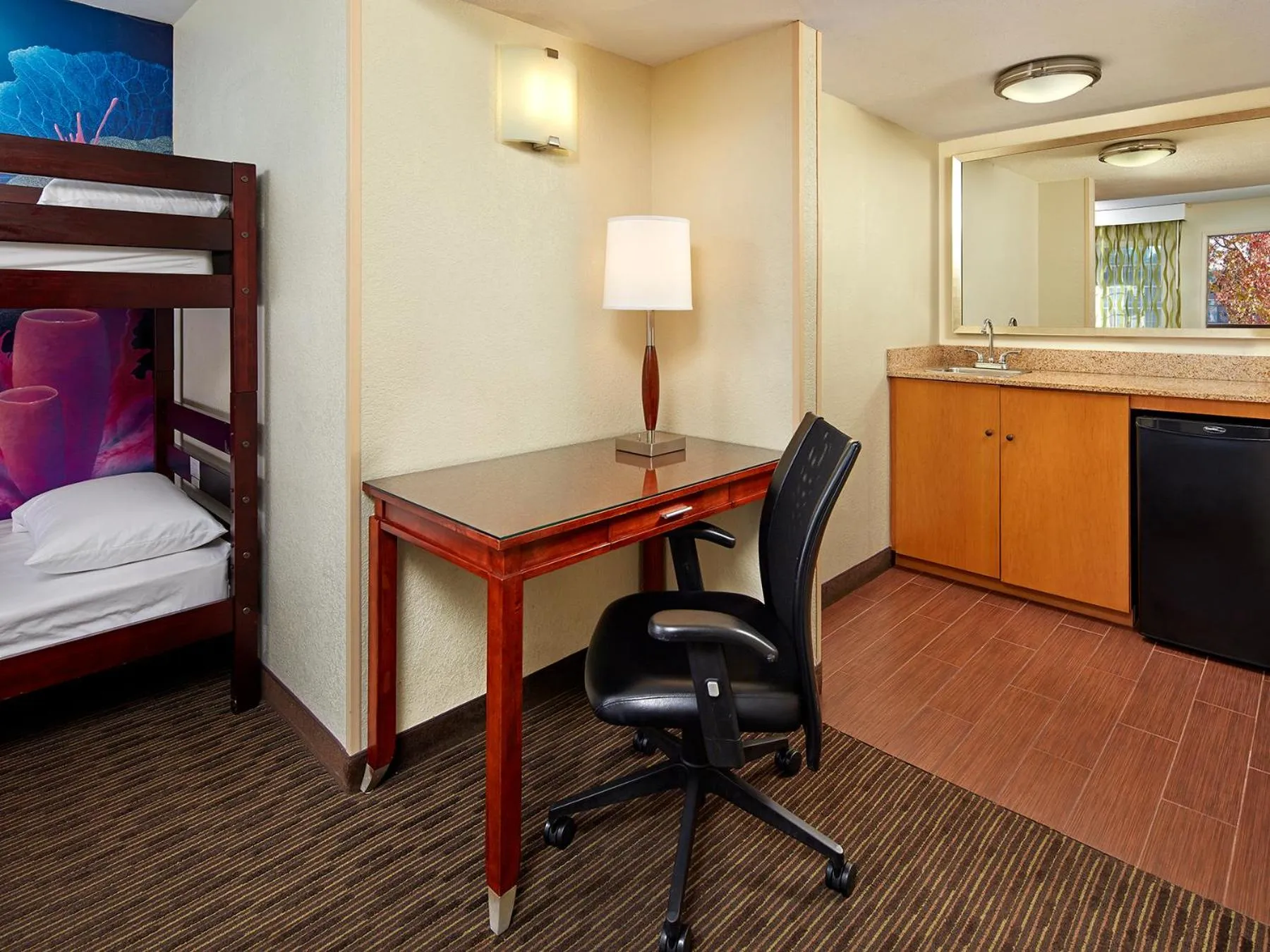 Kitchen or kitchenette, Bed in Mission View Inn & Suites San Diego Sea World - Zoo